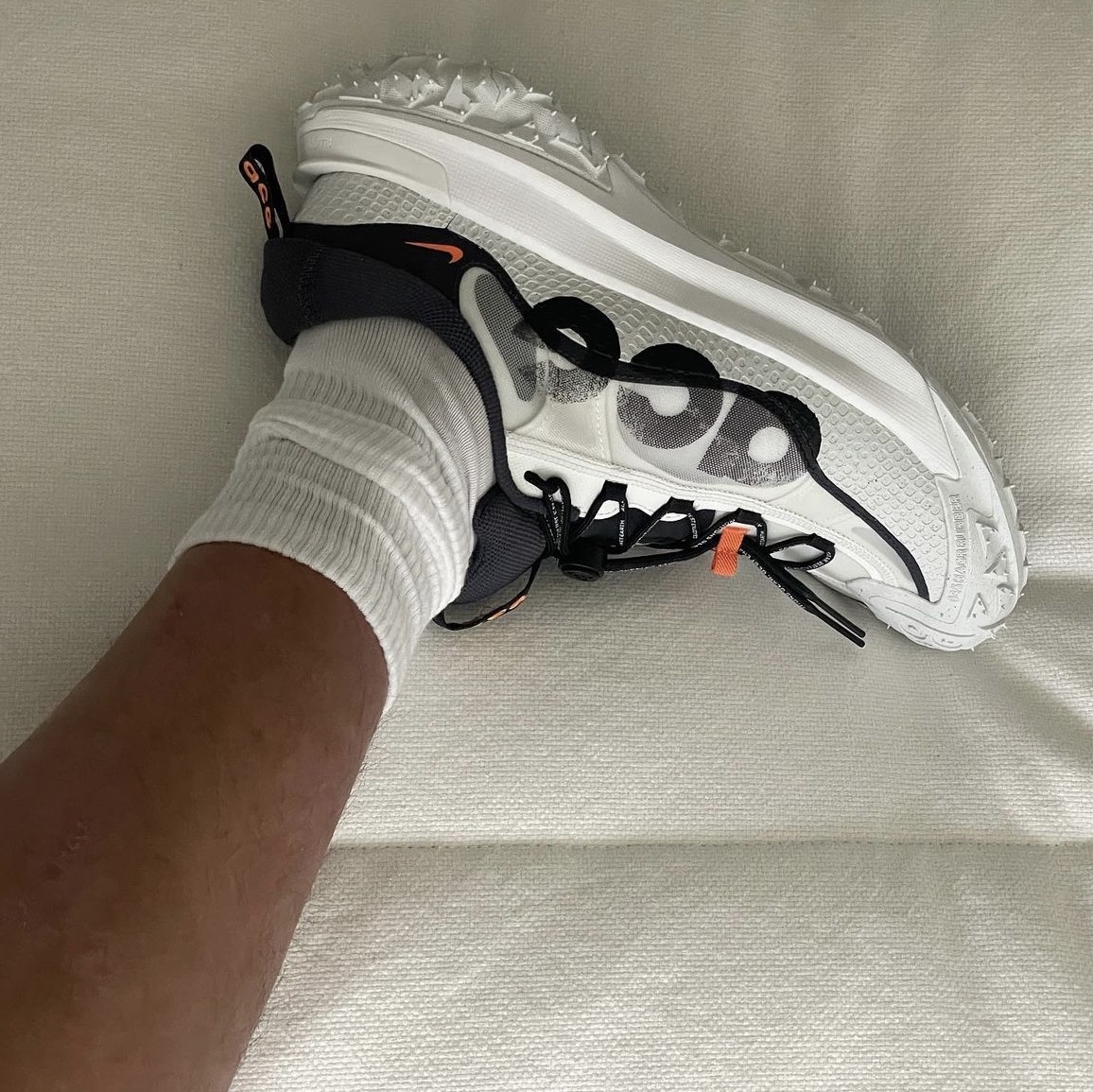 Nike ACG Mountain Fly 2 Low Summit White and Bright Mandarin, Balenciaga Arena Lambskin Aged Silver Hardware Le Cagole XS Flap Bag Black 착용 스타일 - 5