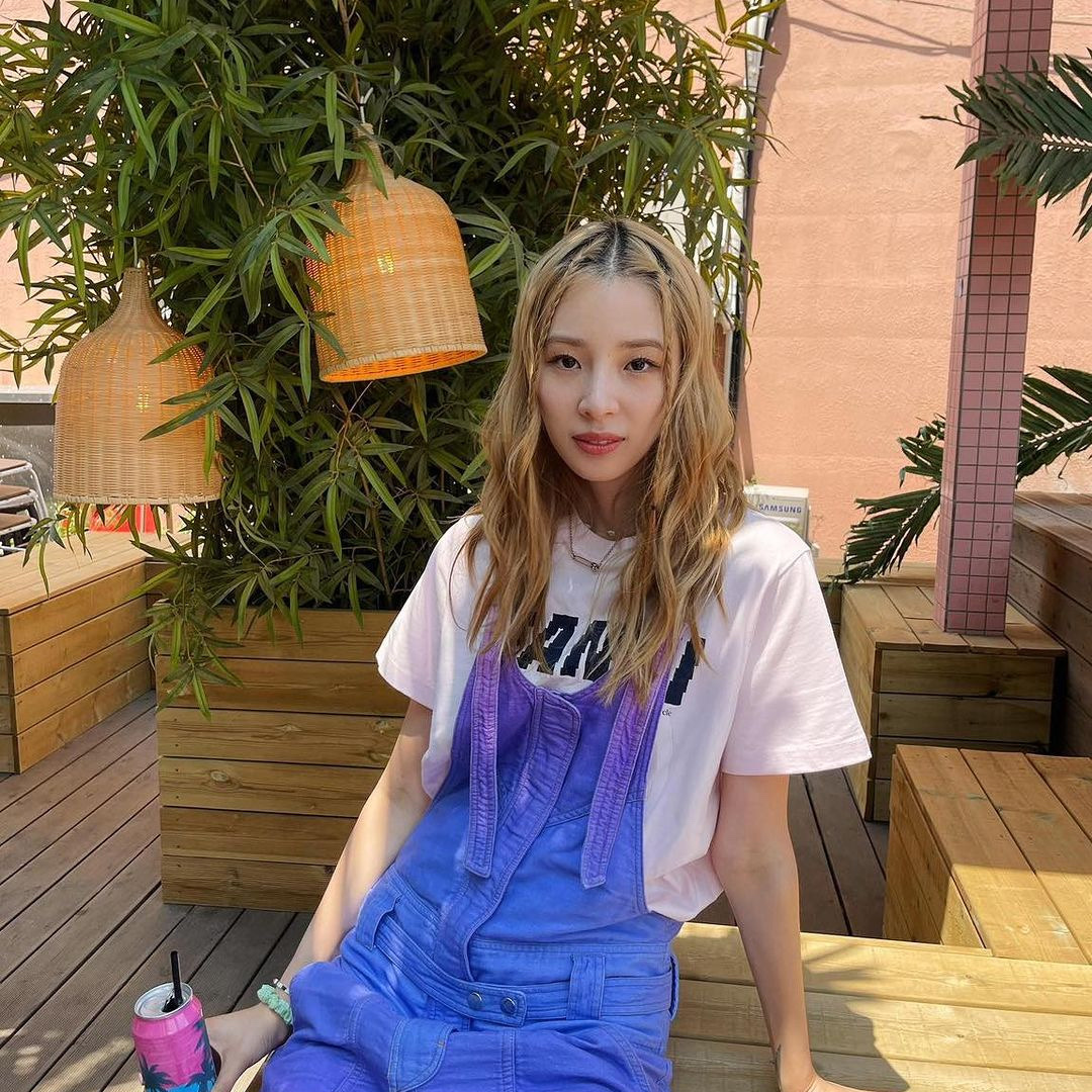 (W) Ganni Relaxed Peach T-Shirt Bright White, (W) Ganni Bunny T-Shirt Grey Melange Nature 착용 스타일 - 4