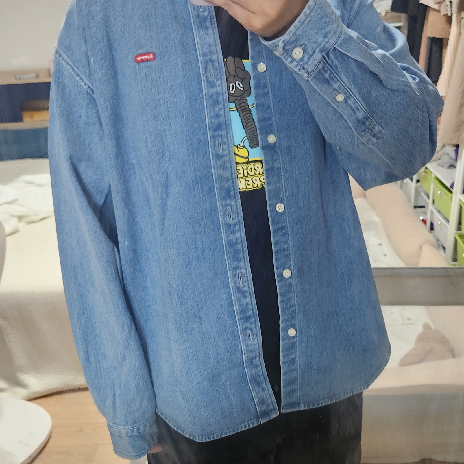 Supreme Small Box Shirt Denim - 23FW, Supreme x Hardies Bolt T-Shirt Black - 23SS 착용 스타일 - 1