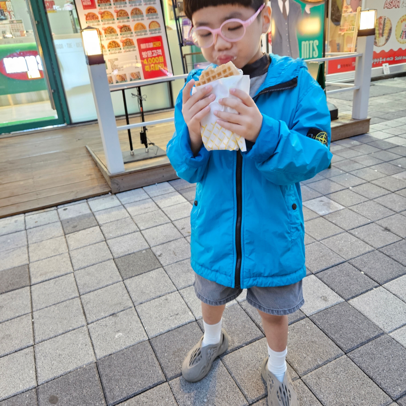 (W) Prada Rubber Boots Apple Green, (Kids) Adidas Yeezy Foam RNNR Stone Sage 착용 스타일 - 3