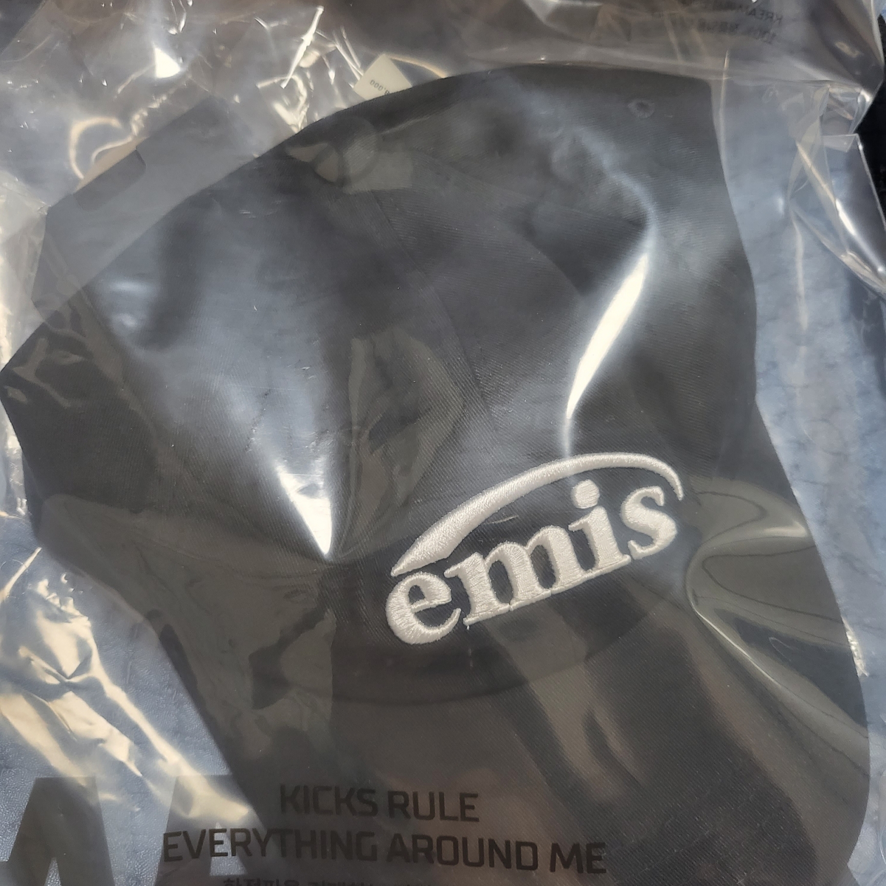 Emis New Logo Emis Cap Black 착용 스타일
