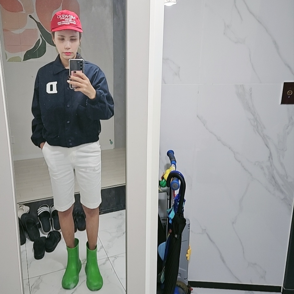 (W) Prada Rubber Boots Apple Green, (Kids) Adidas Yeezy Foam RNNR Stone Sage 착용 스타일 - 1