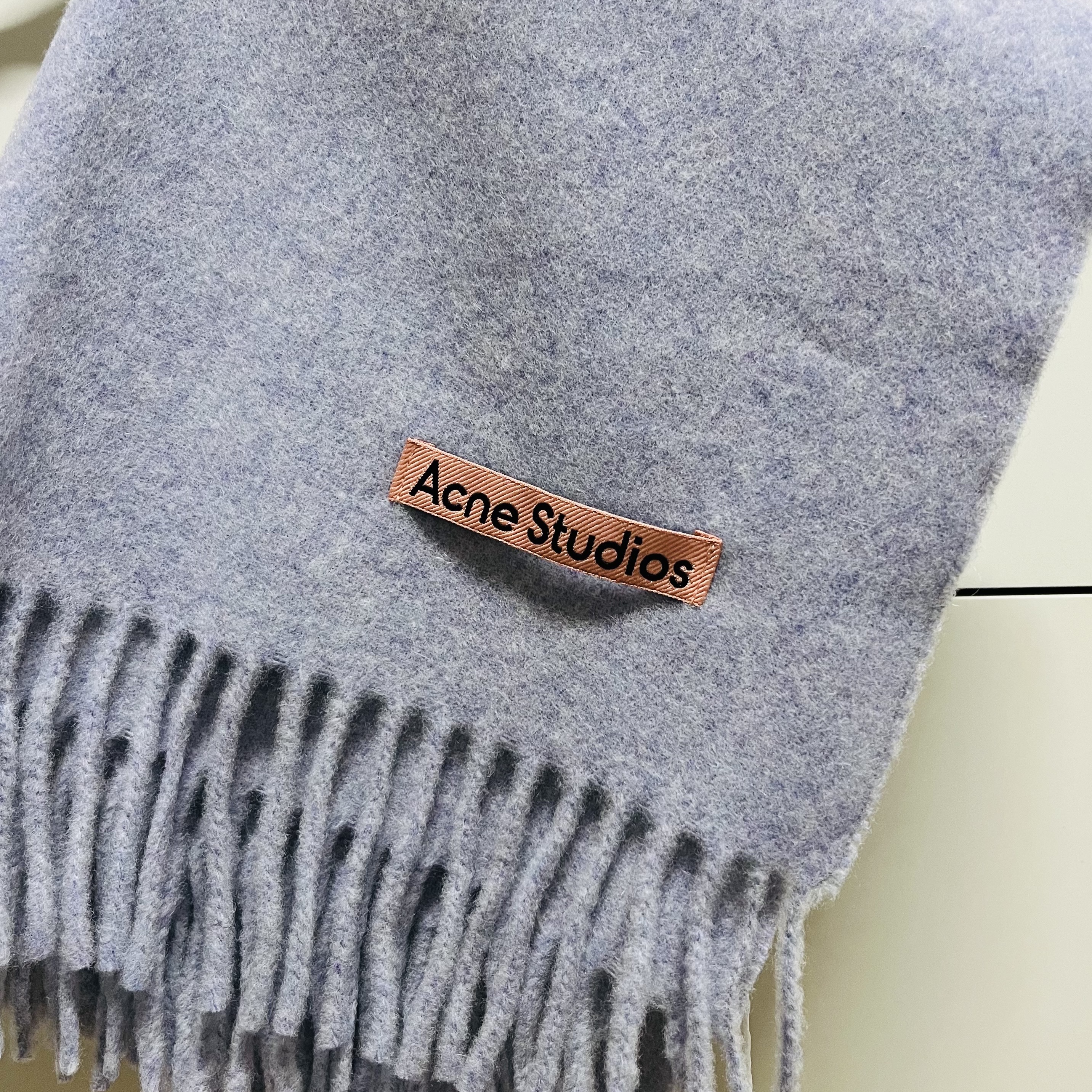 Acne Studios Narrow Wool Fringe Muffler Powder Blue Melange 착용 스타일