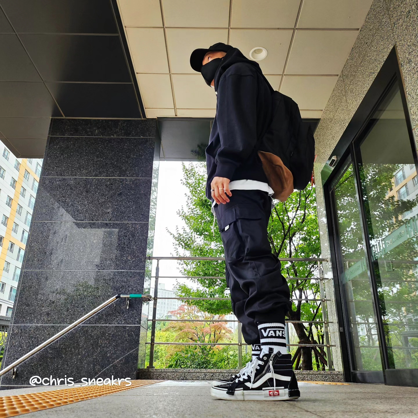 Vans Sk8-Hi Reissue Cap Black, Jordan x A Ma Maniere Jacquard Hoodie Black - Asia 착용 스타일 - 1