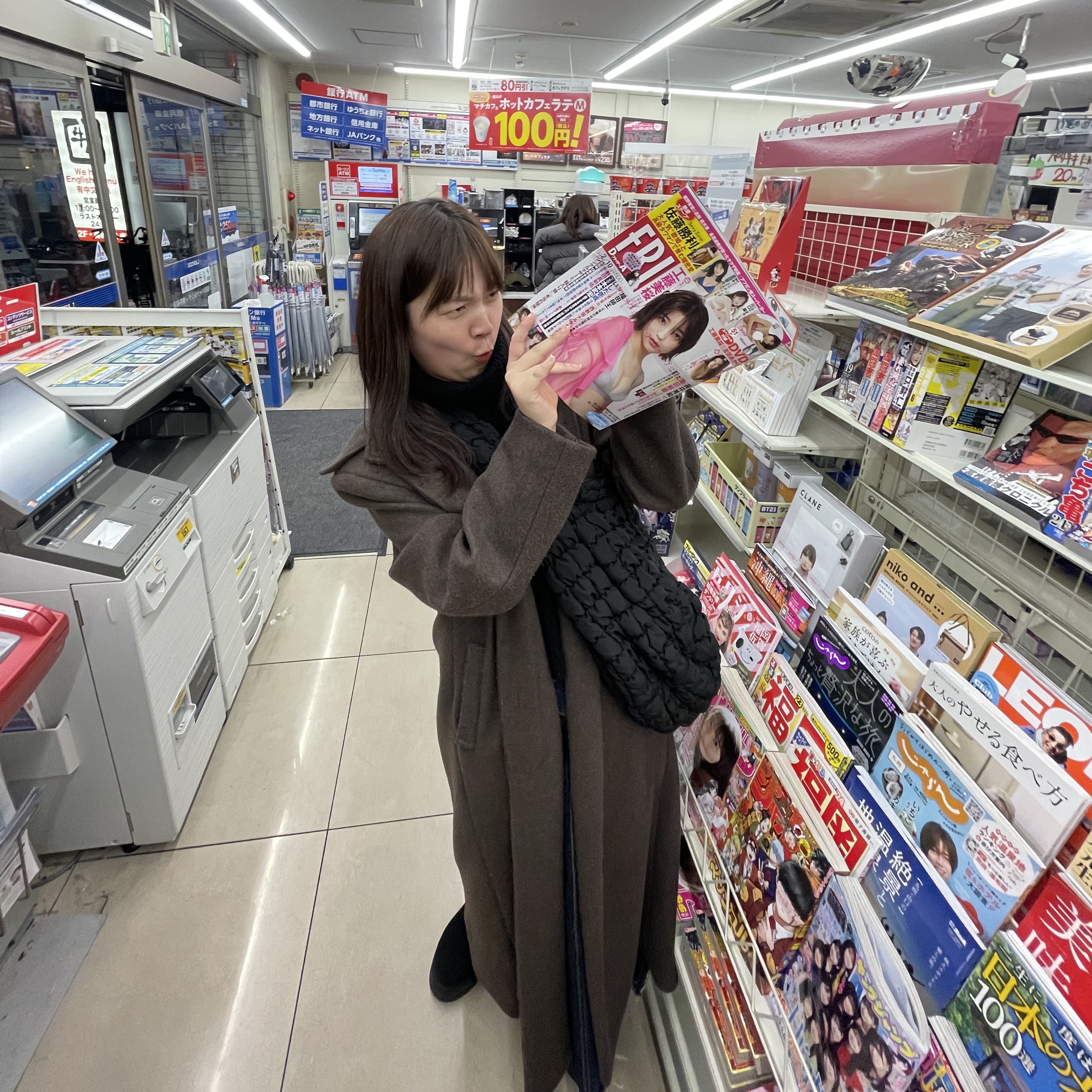 COS Quilted Oversized Shoulder Bag Black 착용 스타일
