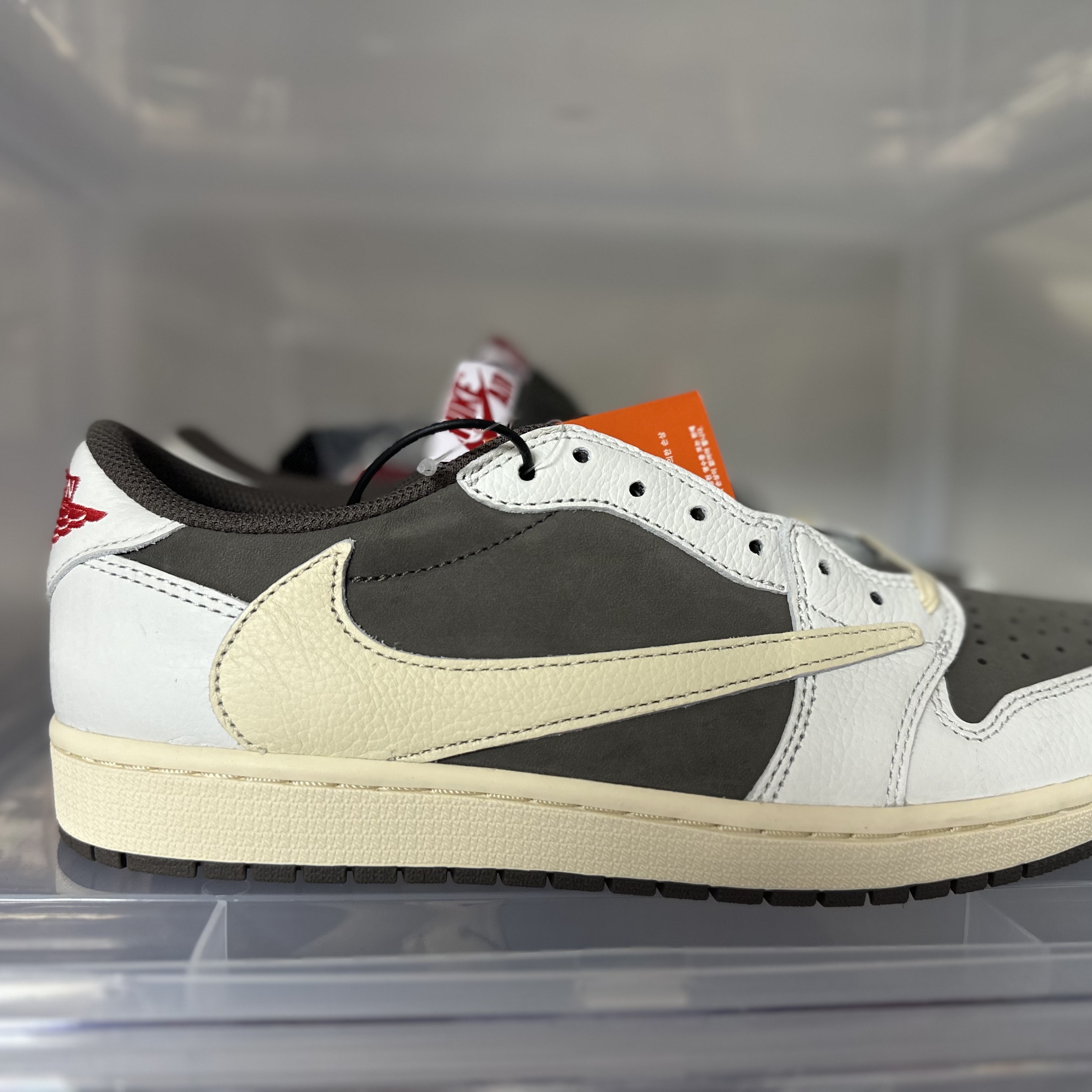 Jordan 1 x Travis Scott Retro Low OG SP Sail and Ridgerock 착용 스타일 - 2