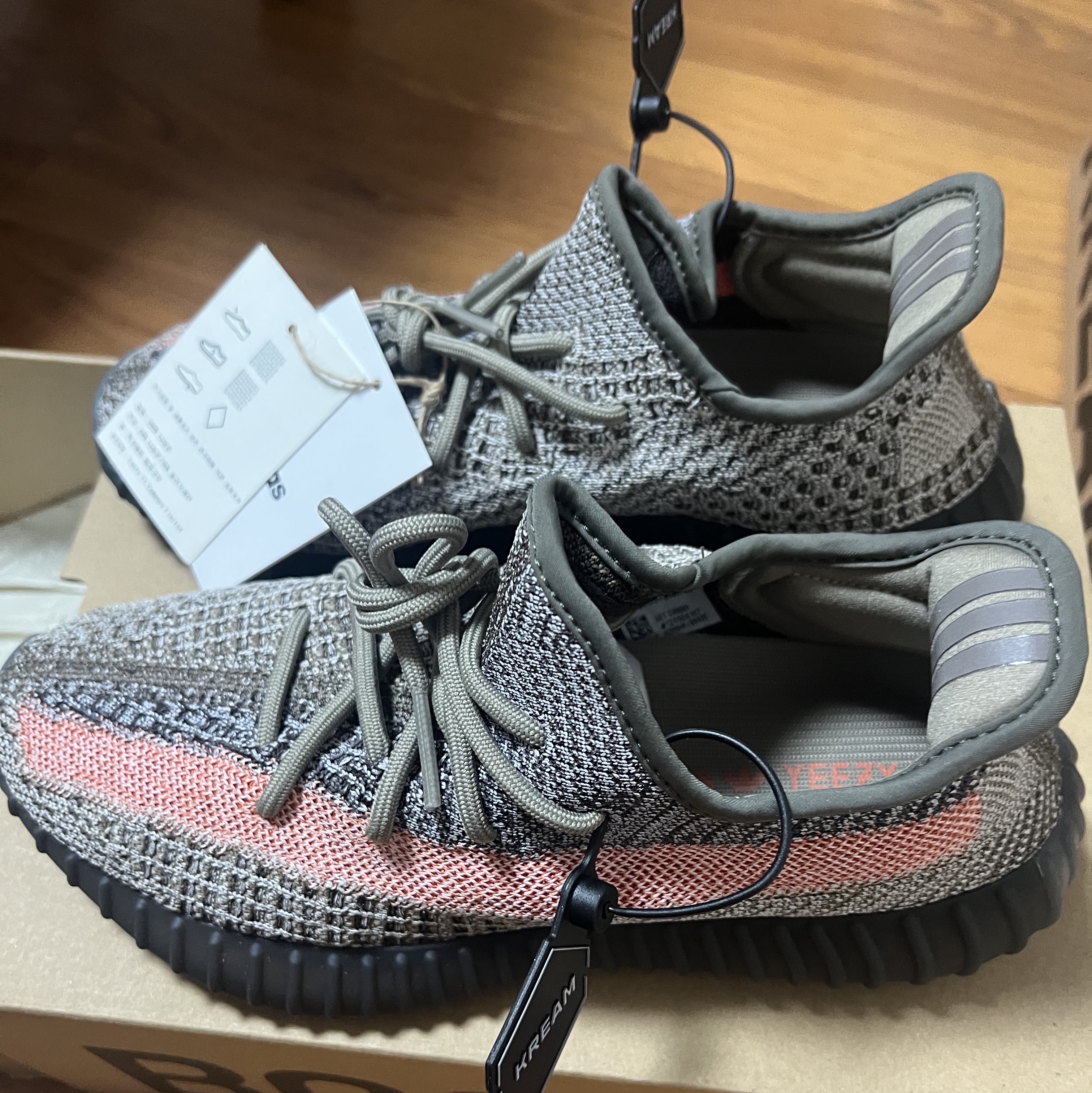 Adidas Yeezy Boost 350 V2 Ash Stone 착용 스타일 - 1