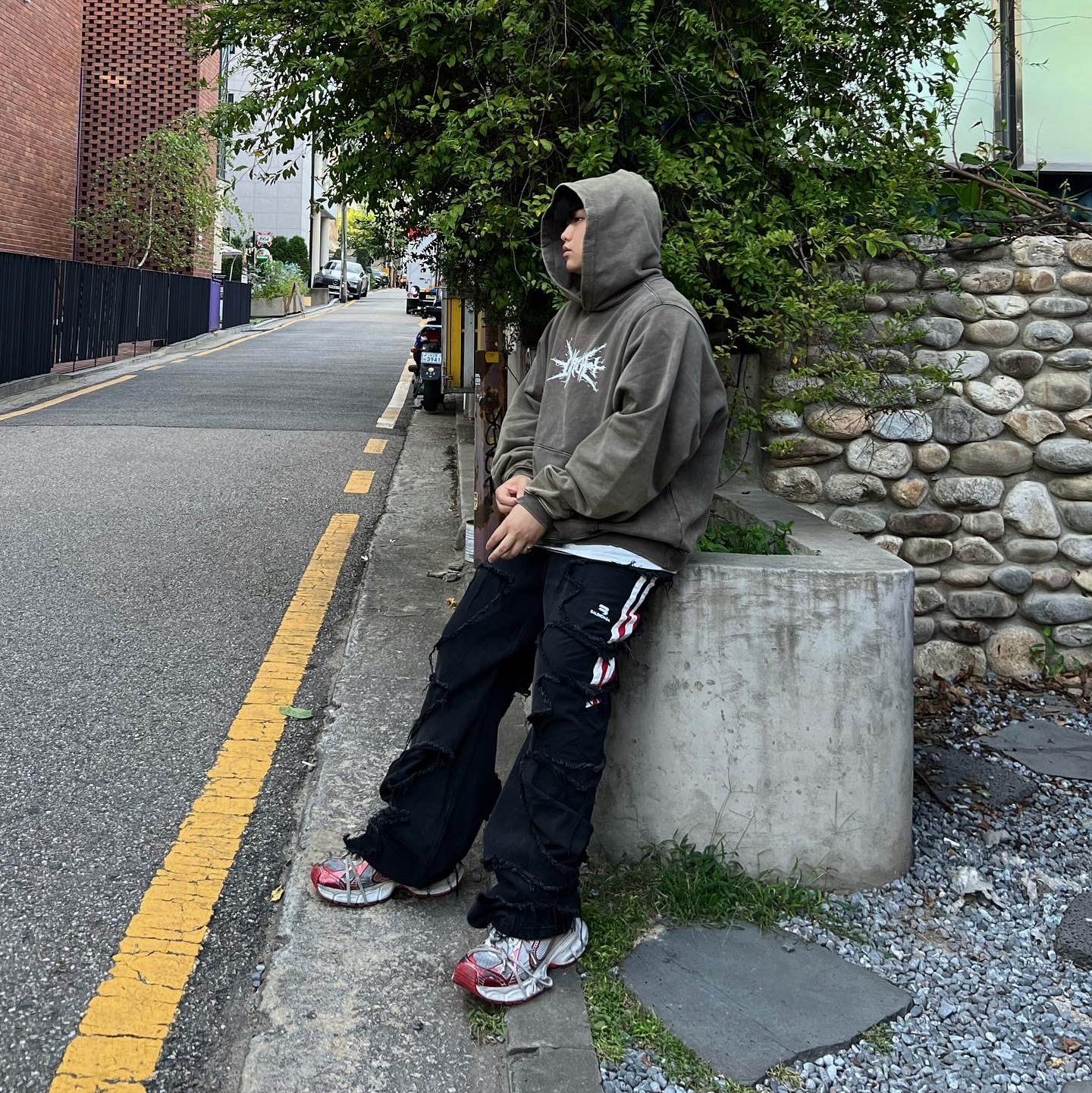 Balenciaga 3XL Sneakers Worn Out White Red 착용 스타일 - 1