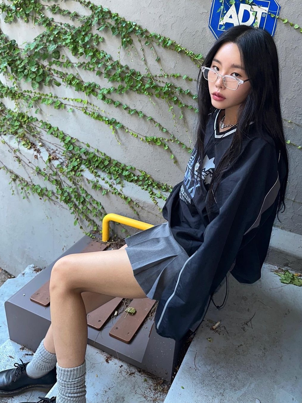 Essentials The Core Collection Crewneck Sweatshirt Light Oatmeal, Nike x Stussy NRG Fleece Crewneck Dark Grey Heather (DO9337-063) 착용 스타일 - 4