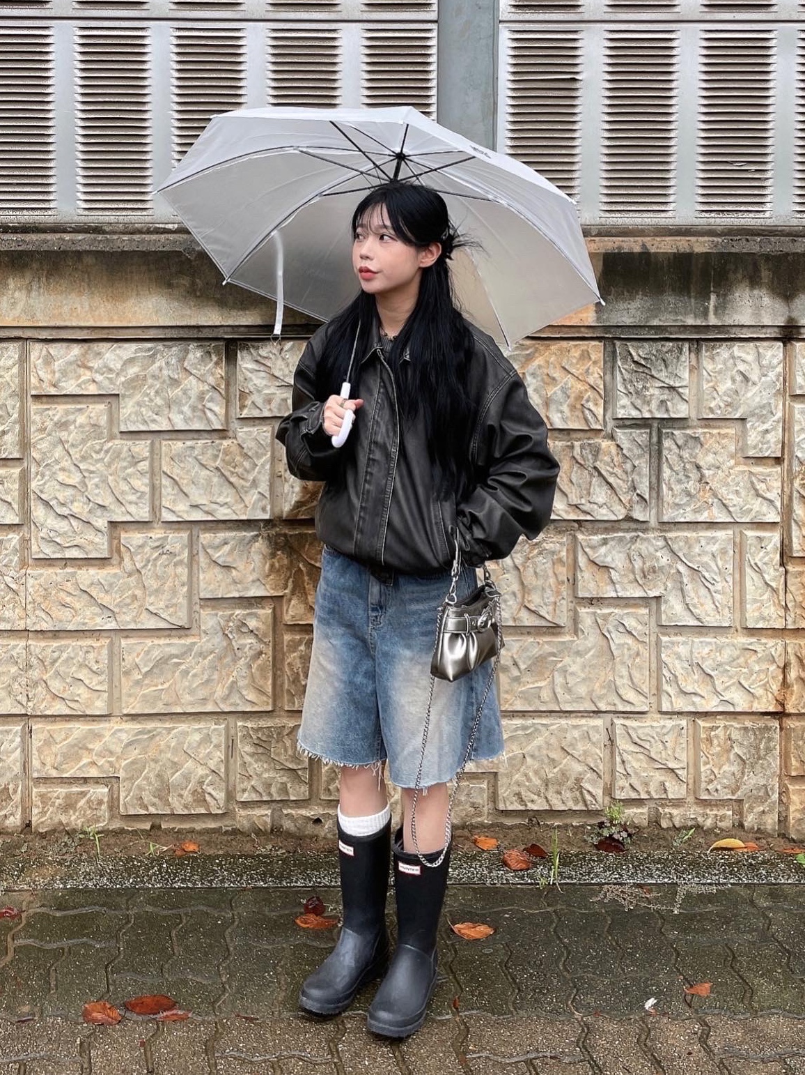 (W) Hunter Play Tall Wellington Rain Boots Black 착용 스타일 - 2