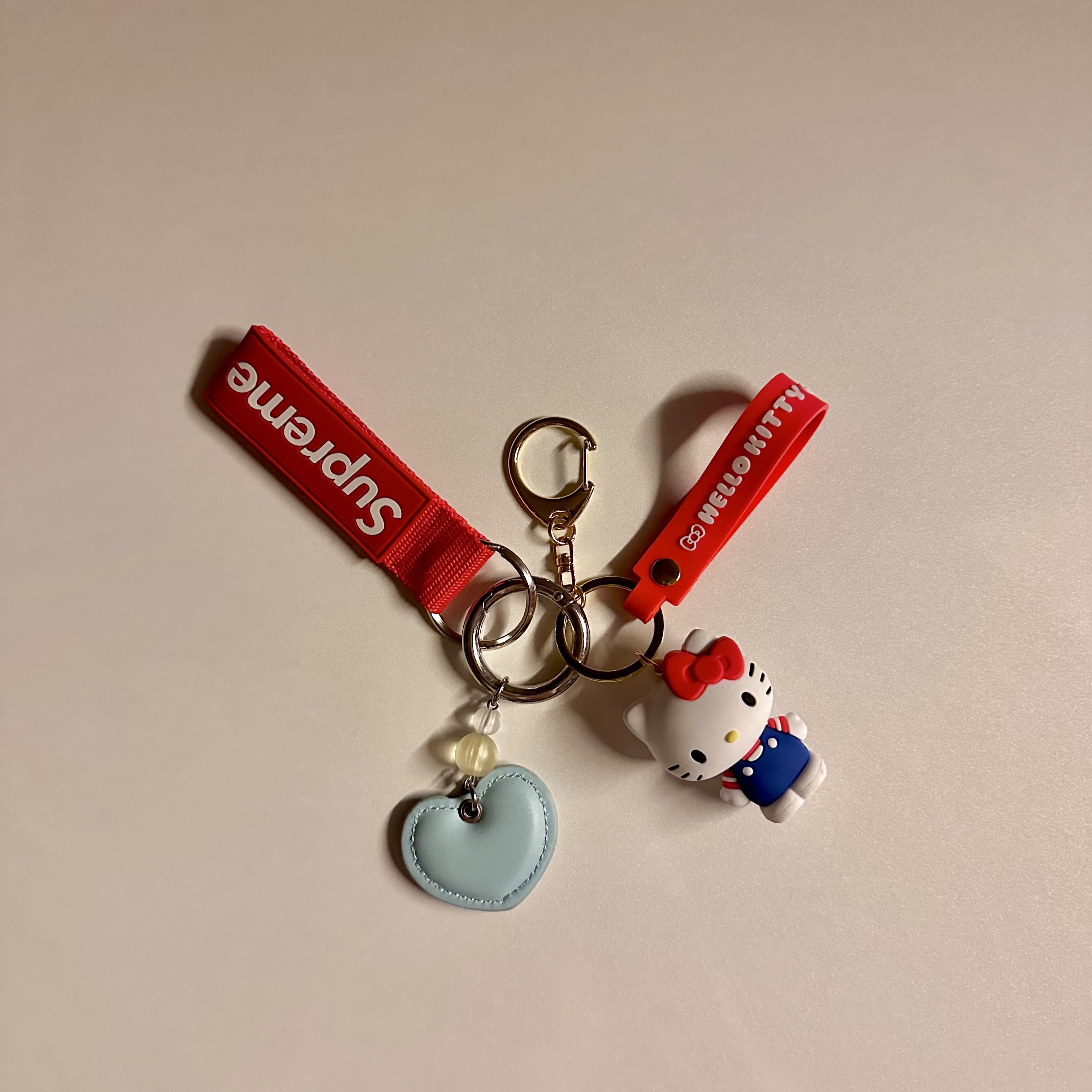 Supreme Webbing Keychain Red - 23SS, Sanrio Hello Kitty Three-Dimensional Key Holder 착용 스타일