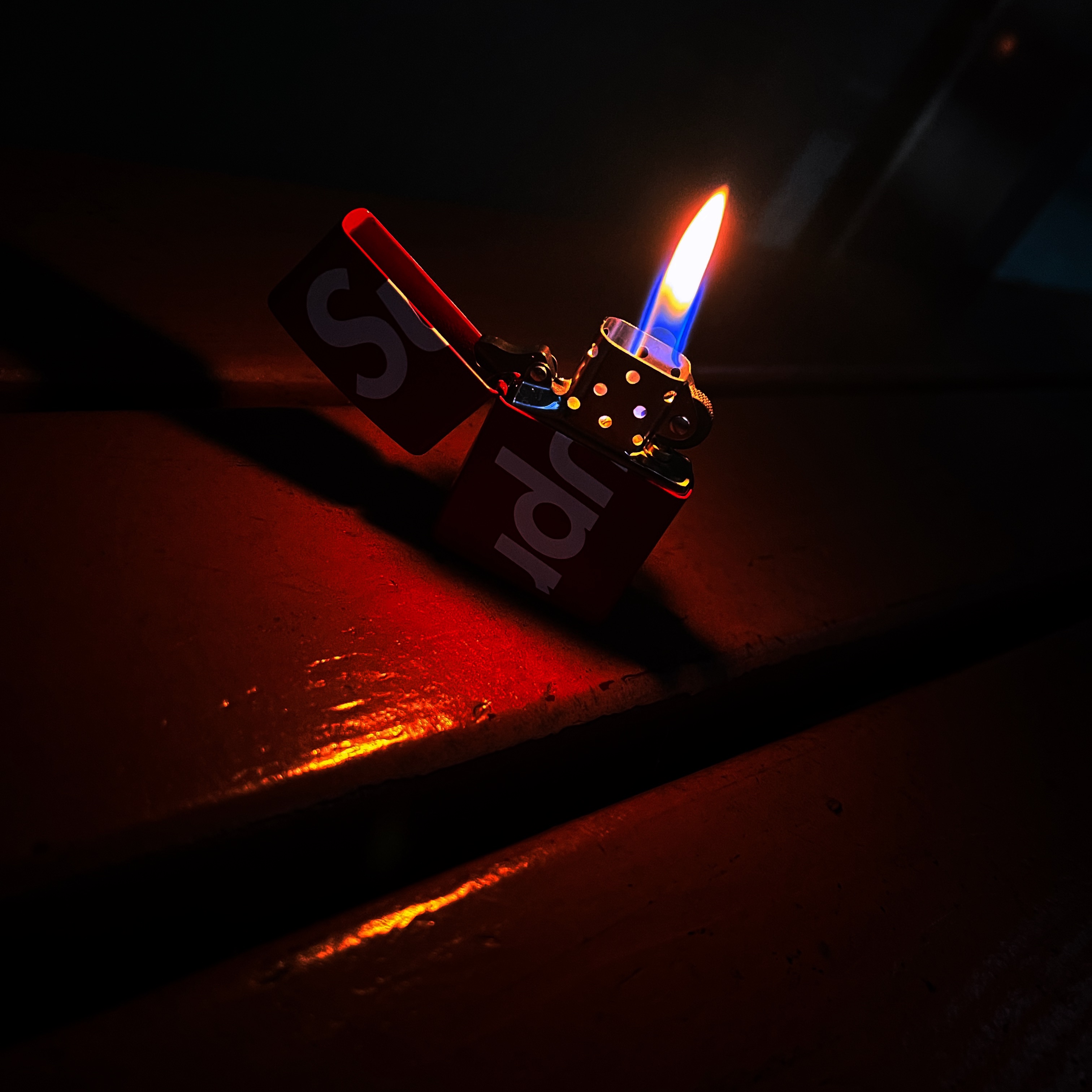 Supreme Logo Zippo Red 착용 스타일