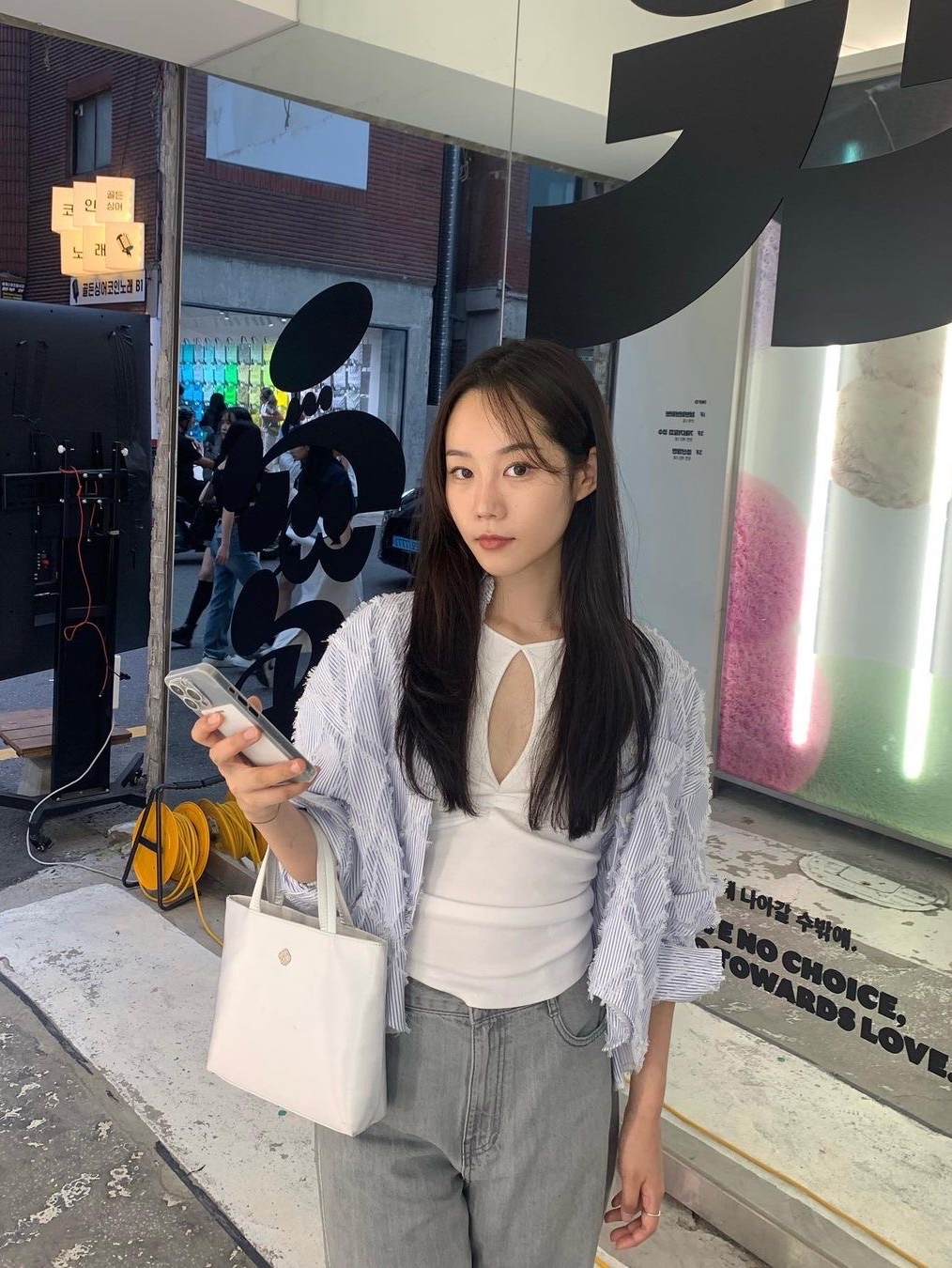 Heeari Women Mari Silk Tote Bag Silver 착용 스타일 - 1