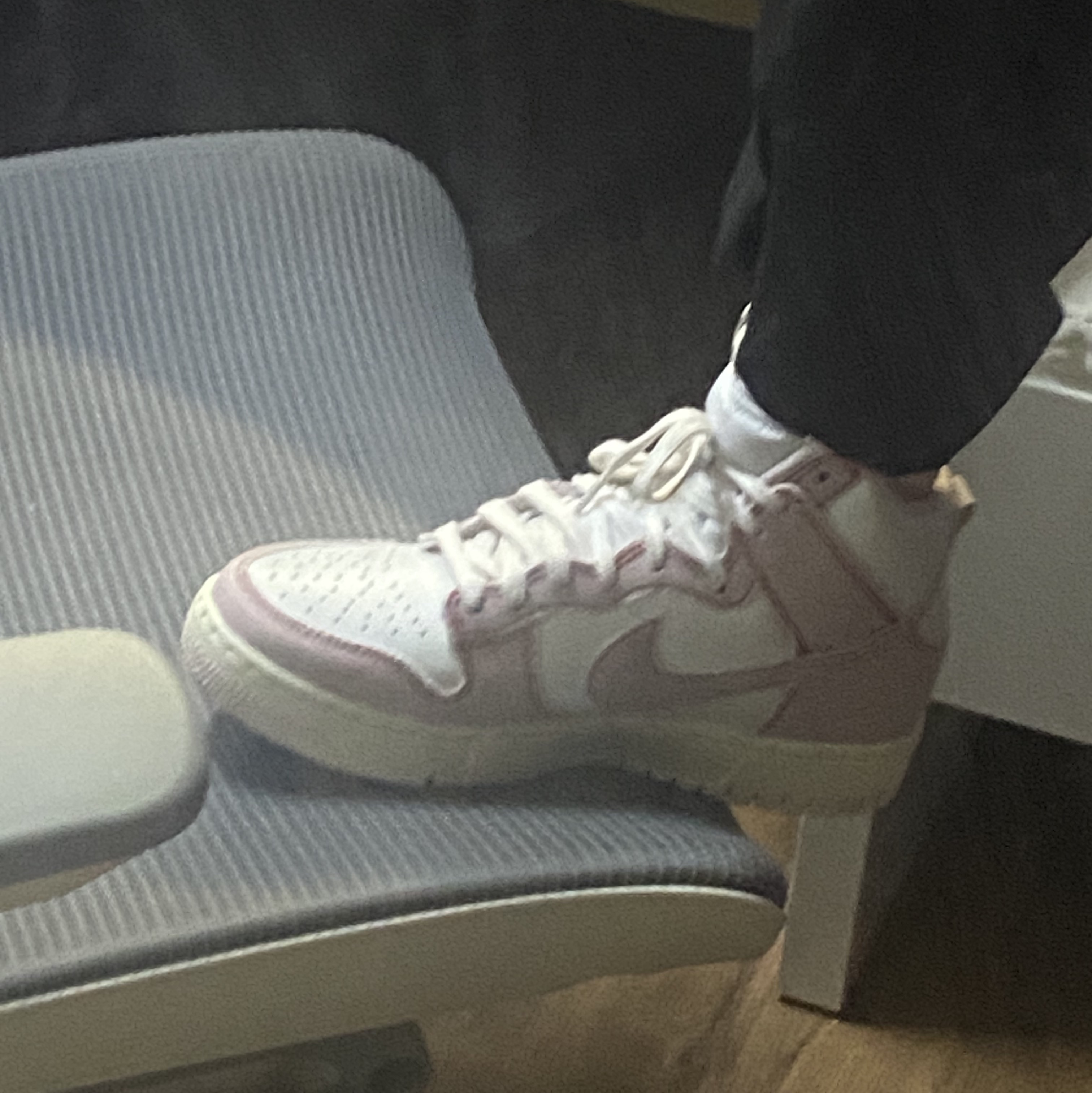 Nike Dunk High 1985 Barely Rose 착용 스타일 - 1