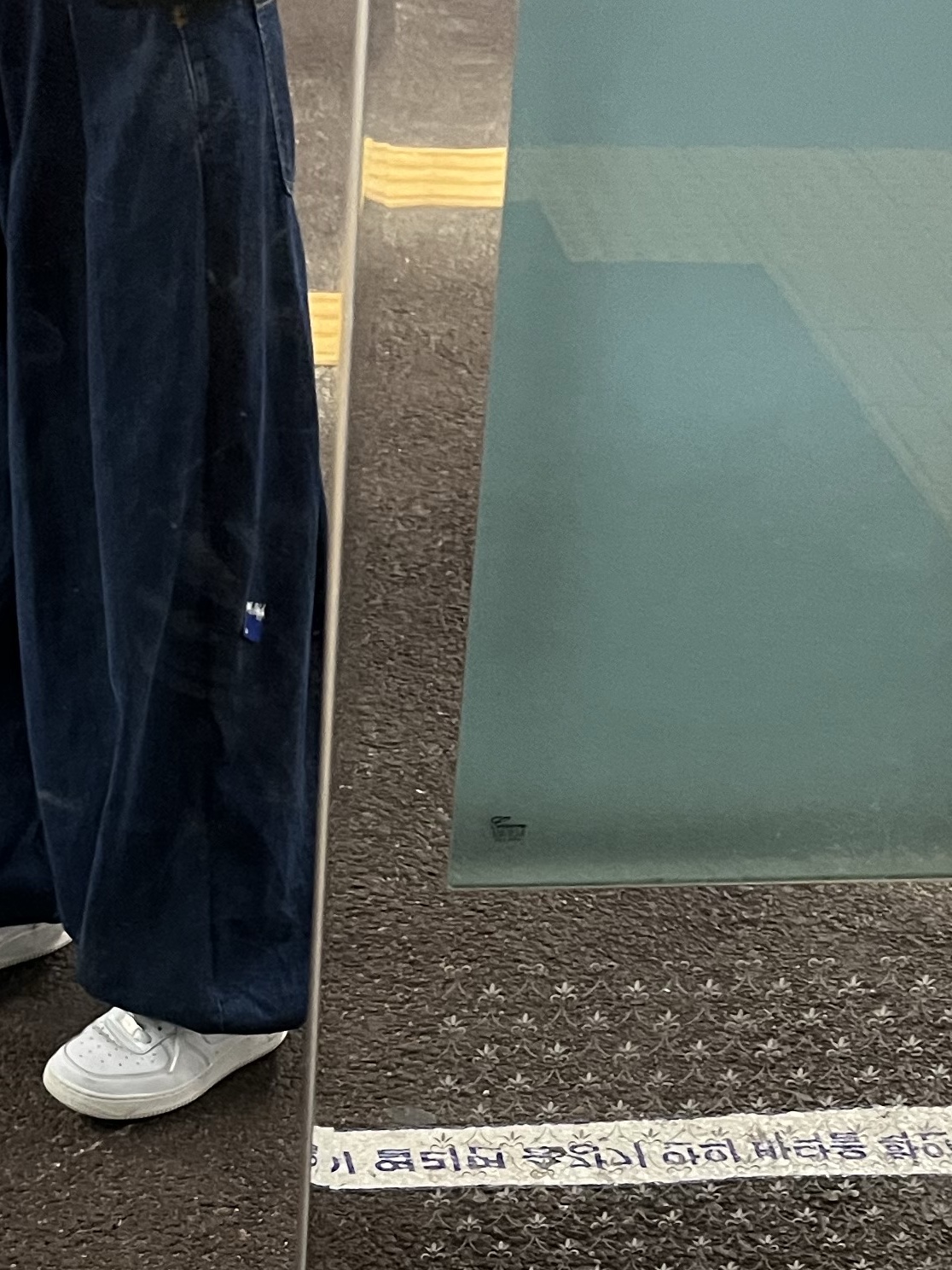 Zara x Ader Error Wide Leg Jeans Blue, (Kids) Deus Ex Machina College Seongsu T-Shirt White Midnight Blue 착용 스타일 - 2