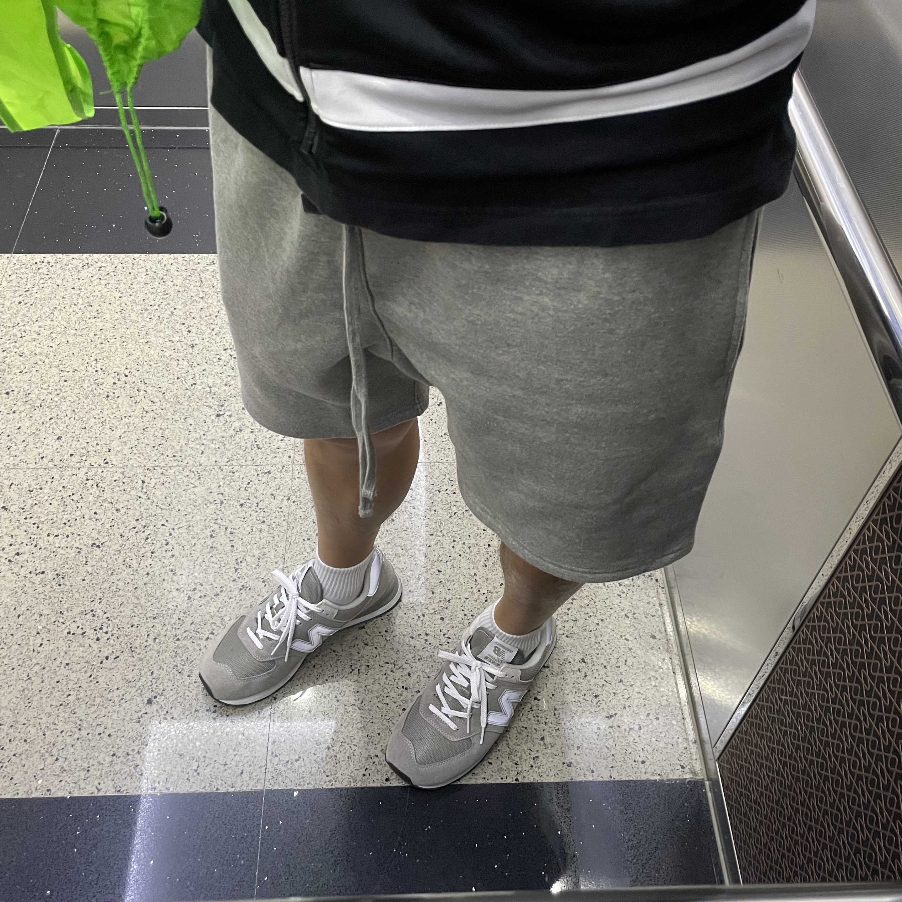 Essentials The Core Collection Sweatshorts Heather Oatmeal 착용 스타일
