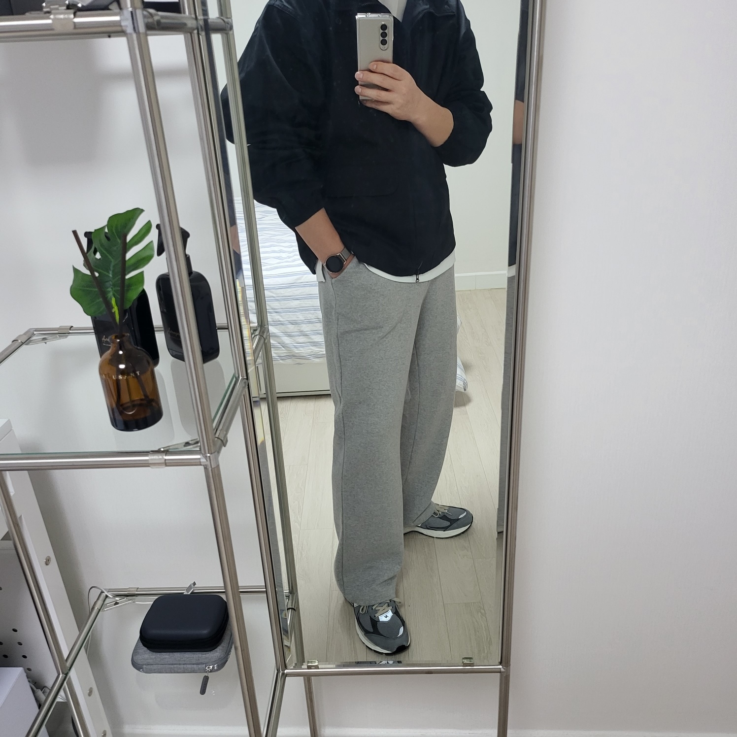 New Balance 2002R Premium Vintage Grey 착용 스타일