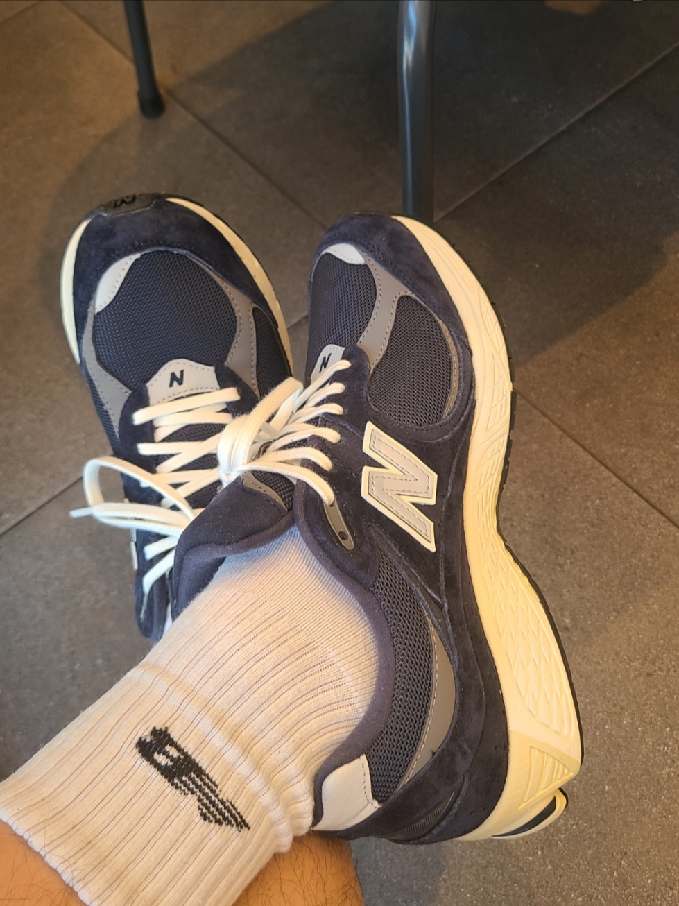New Balance 2002R Eclipse Castlerock 착용 스타일
