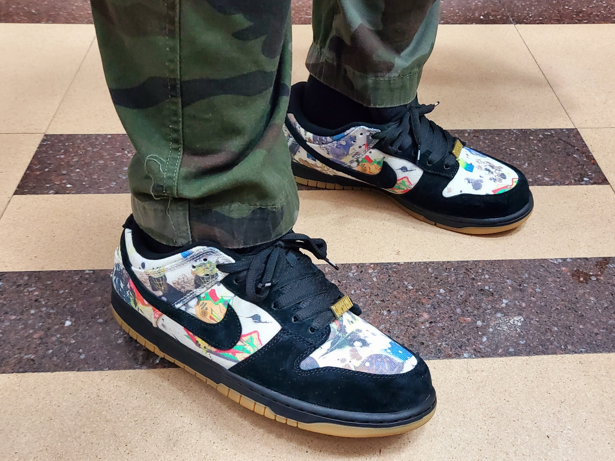 Nike x Supreme SB Dunk Low QS Rammellzee Black 착용 스타일 - 1
