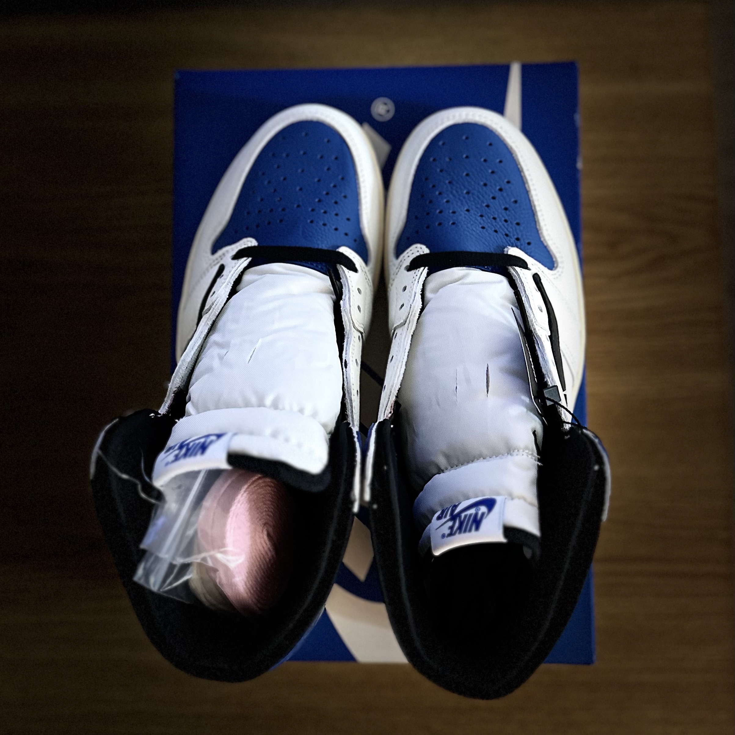 Jordan 1 x Travis Scott x Fragment Retro High OG SP Military Blue 착용 스타일 - 1
