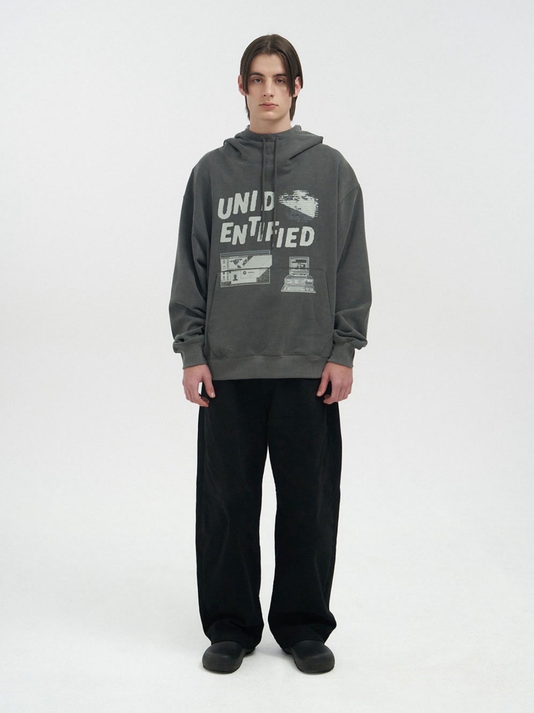 Millo Archive Unidentified Hoodie Black 착용 스타일 - 1