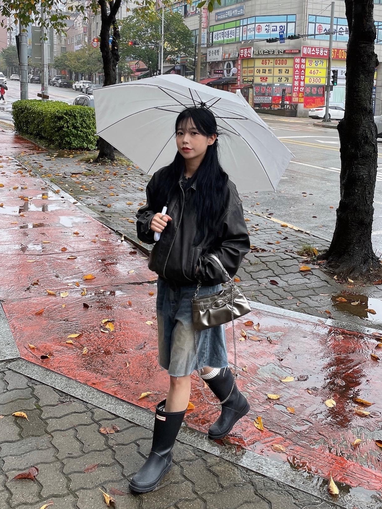 (W) Hunter Play Tall Wellington Rain Boots Black 착용 스타일 - 4