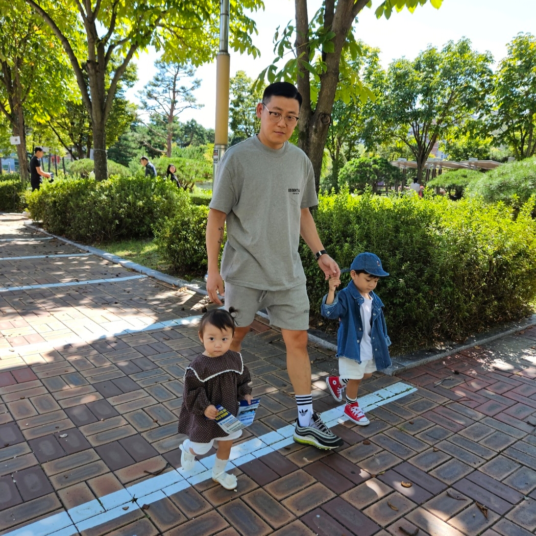 Essentials The Core Collection T-Shirt Dark Oatmeal, Essentials The Core Collection Sweatshorts Heather Oatmeal 착용 스타일