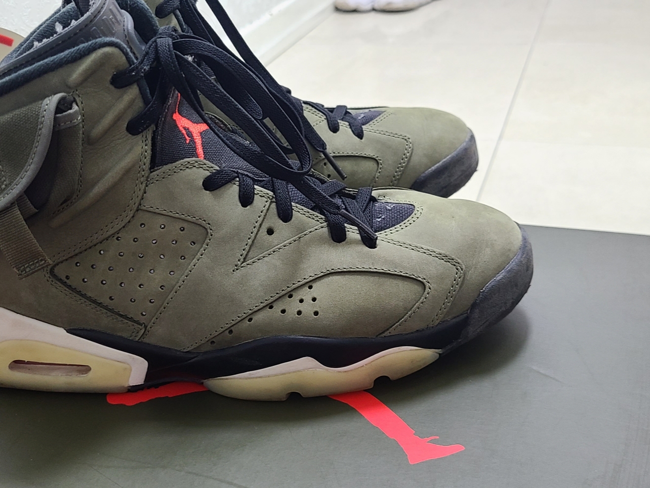 Jordan 6 x Travis Scott Retro Olive 착용 스타일 - 1