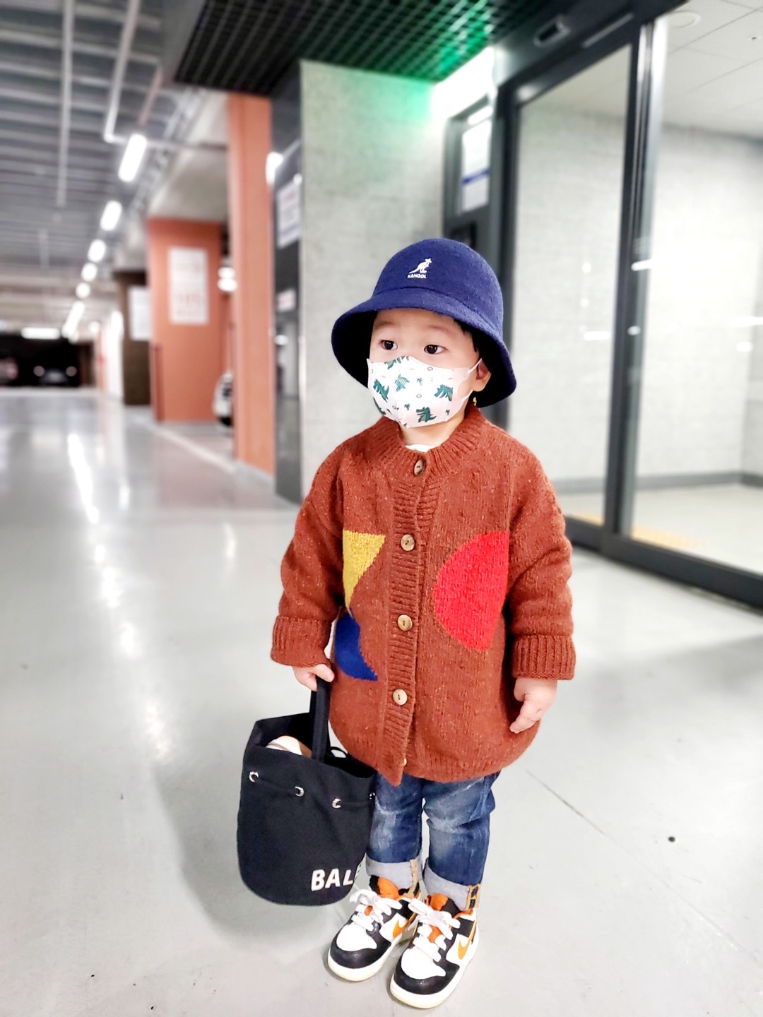 (TD) Nike Dunk Low PRM Halloween, Balenciaga Wheel XS Drawstring Bucket Bag Black White 착용 스타일 - 4