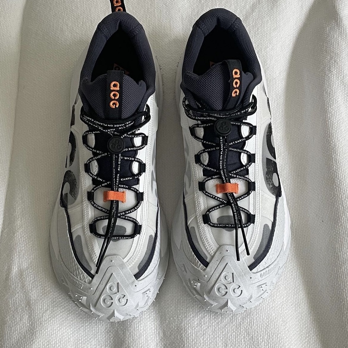 Nike ACG Mountain Fly 2 Low Summit White and Bright Mandarin, Balenciaga Arena Lambskin Aged Silver Hardware Le Cagole XS Flap Bag Black 착용 스타일 - 3