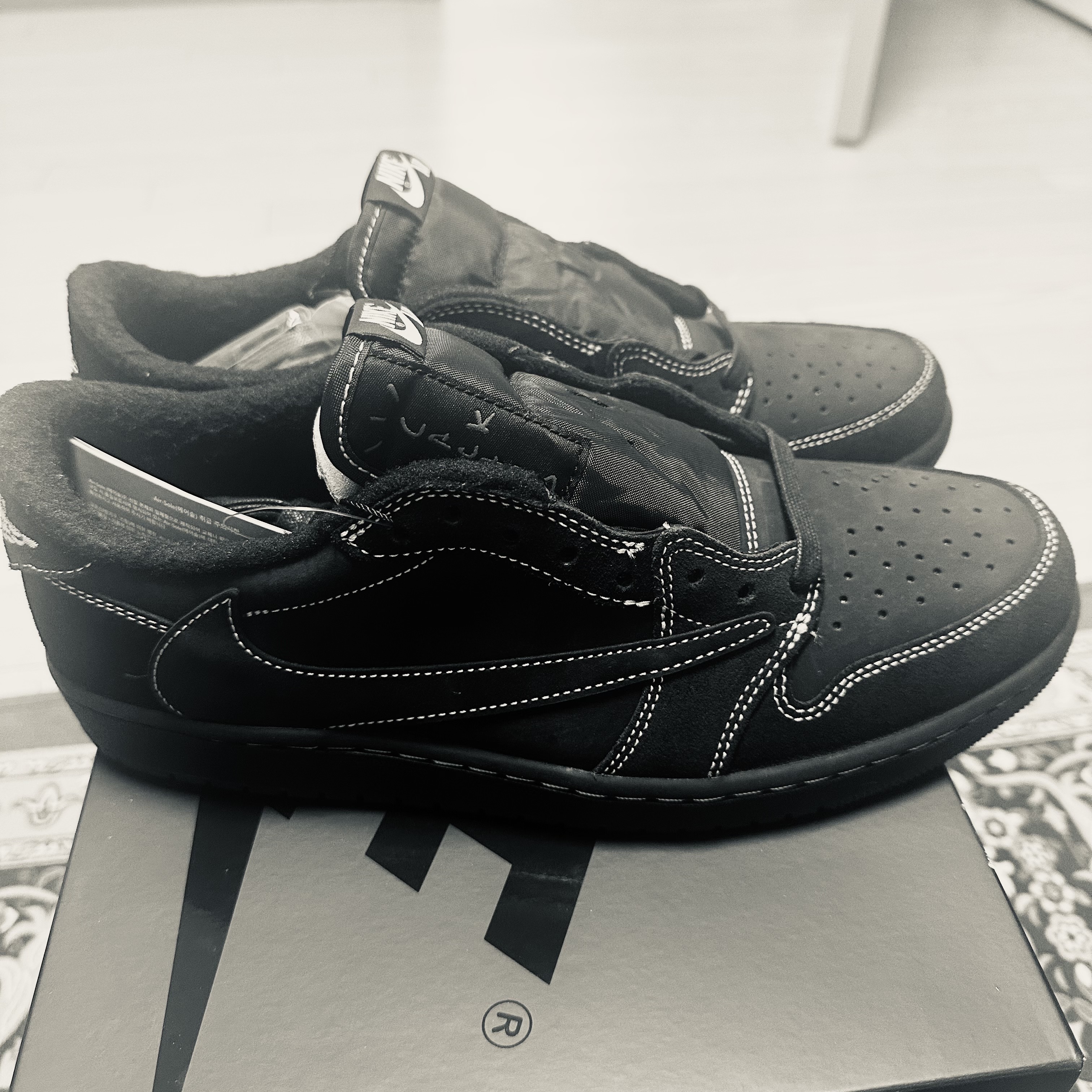 Jordan 1 x Travis Scott Retro Low OG SP Black Phantom 착용 스타일 - 3