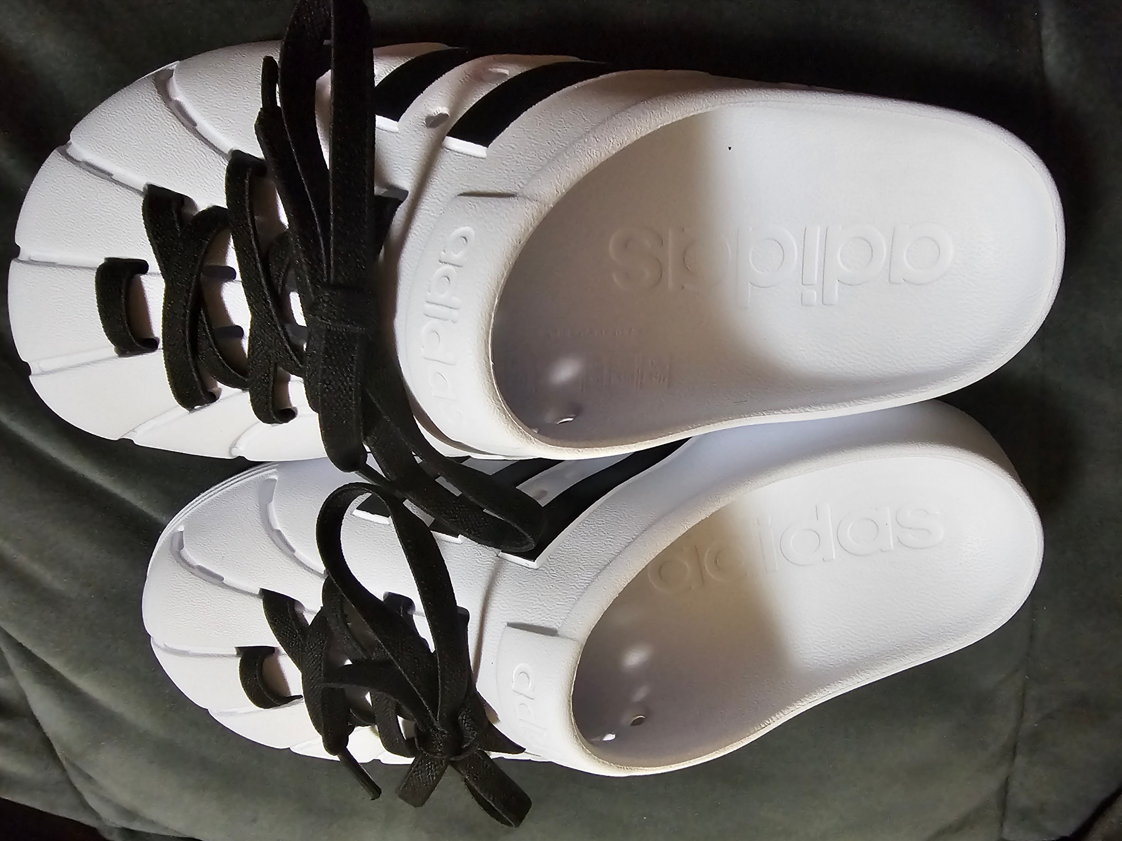 Adidas Adilette Clog White Black 착용 스타일 - 5