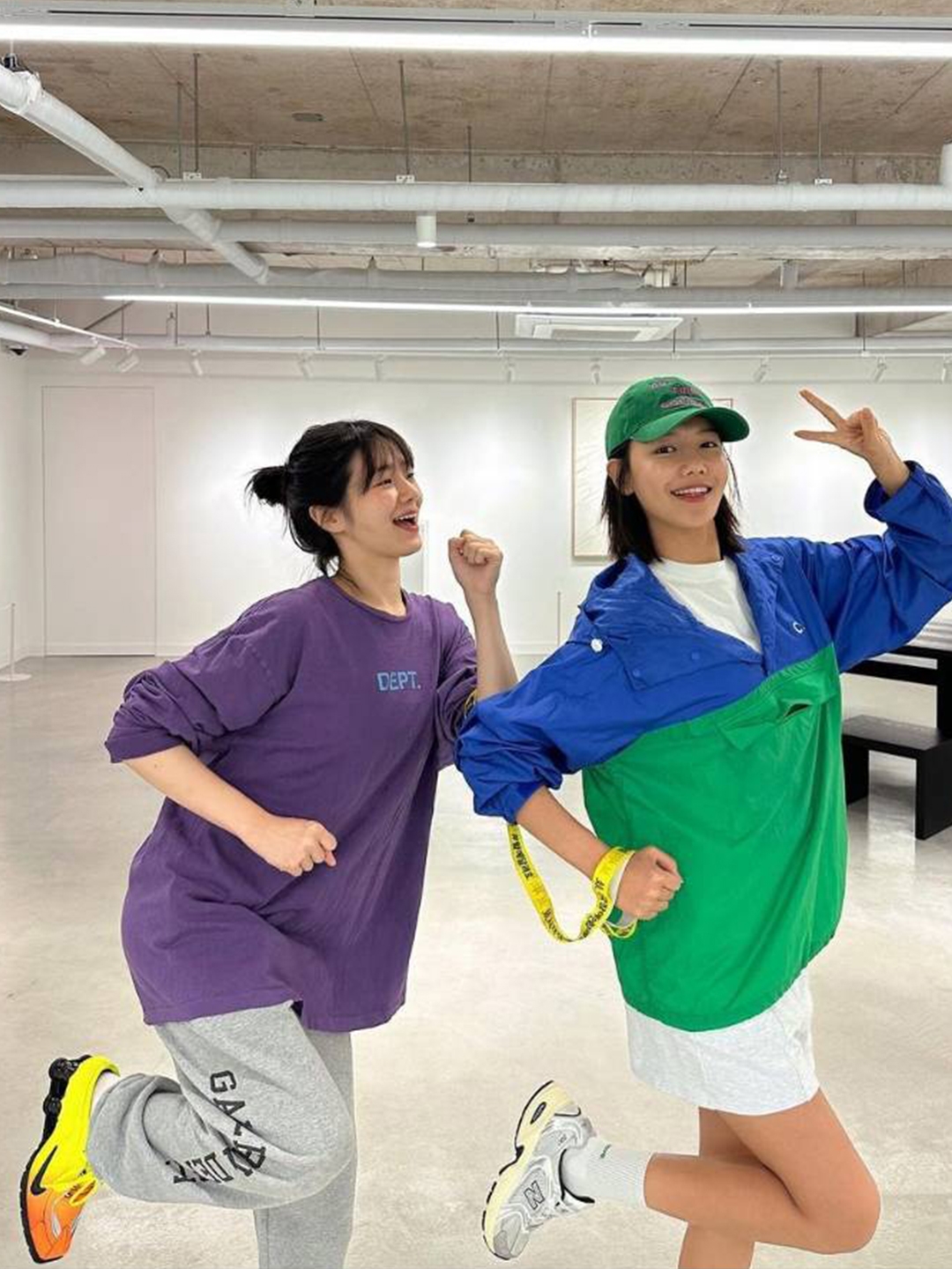 Gucci GG Polyester Reversible Jacket Beige Blue, (W) Nike x Jacquemus NRG Short Sleeve Mini Dress Off White - US/EU 착용 스타일 - 4