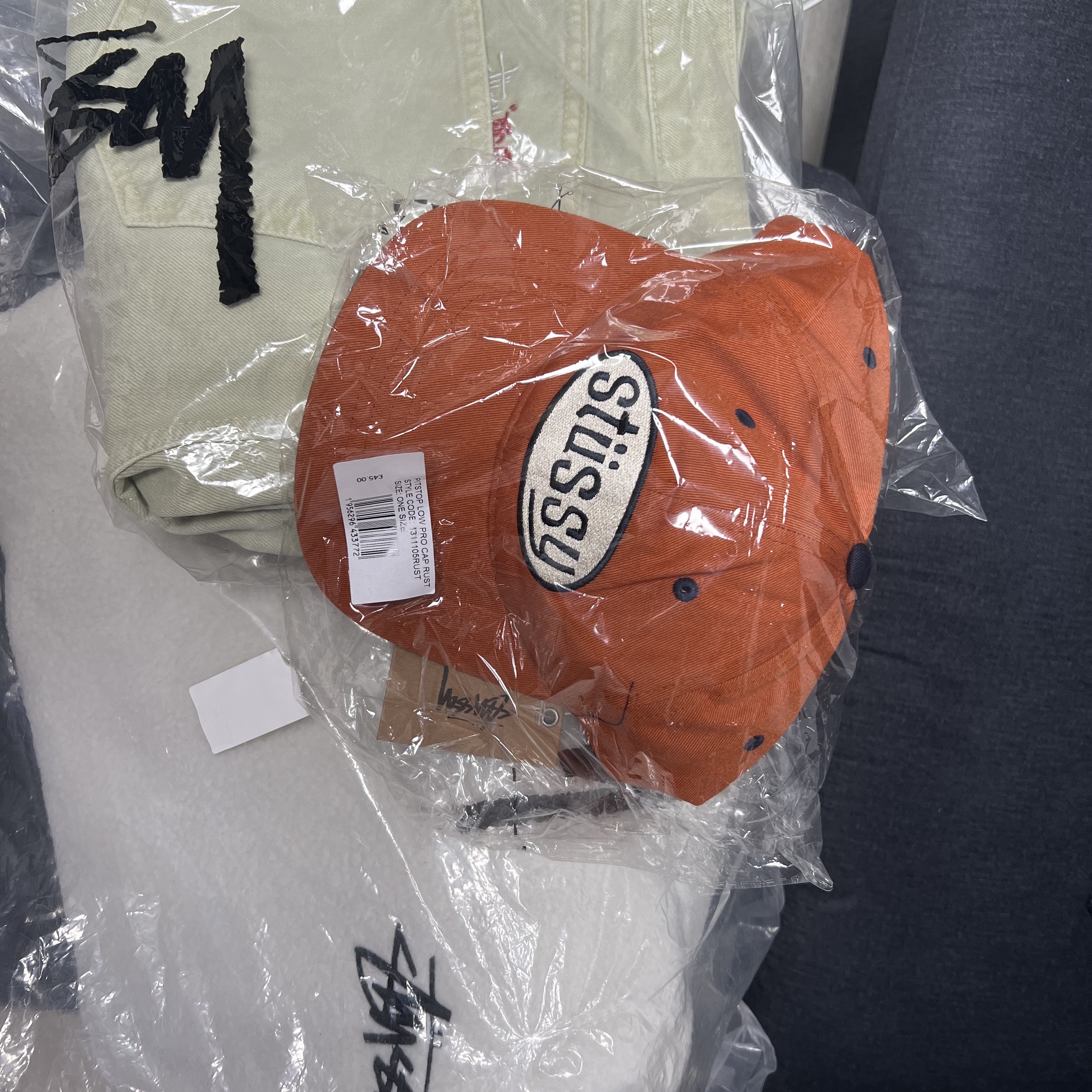 Stussy Pitstop Low Pro Cap Rust, Stussy Bronson Sherpa Hoodie Bone 착용 스타일