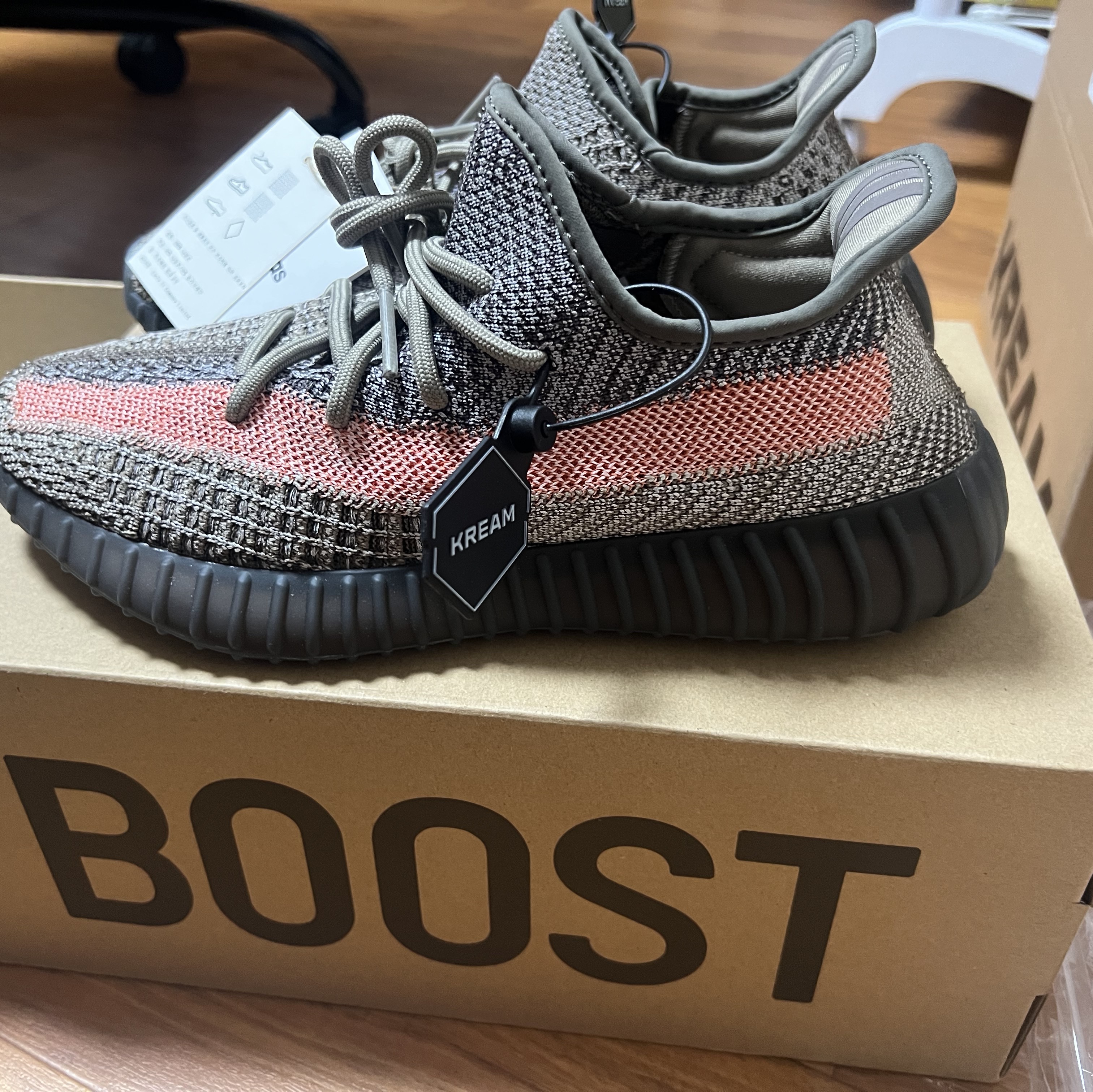 Adidas Yeezy Boost 350 V2 Ash Stone 착용 스타일 - 2