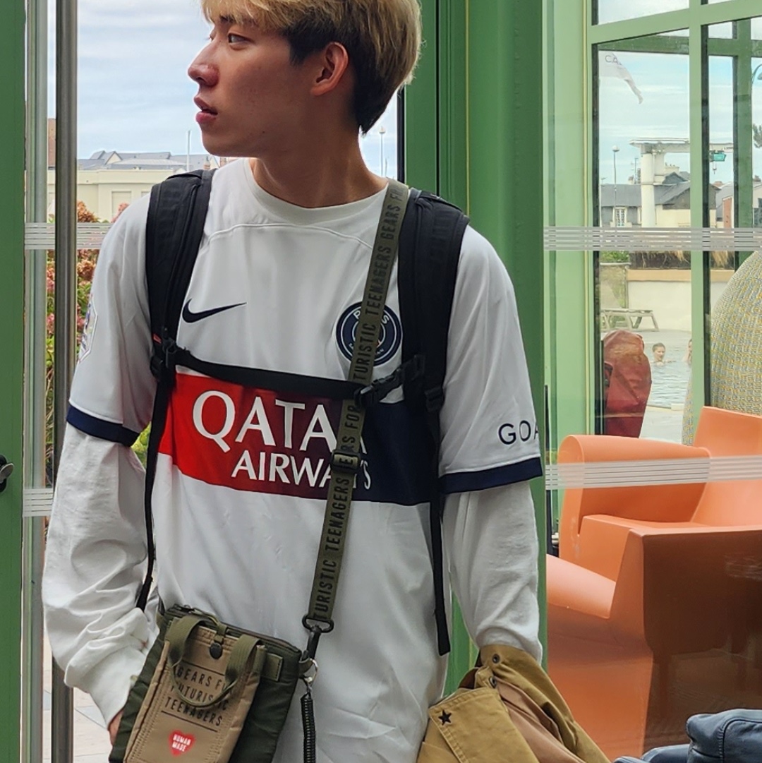 Human Made Mini Helmet Bag Olive Drab 착용 스타일
