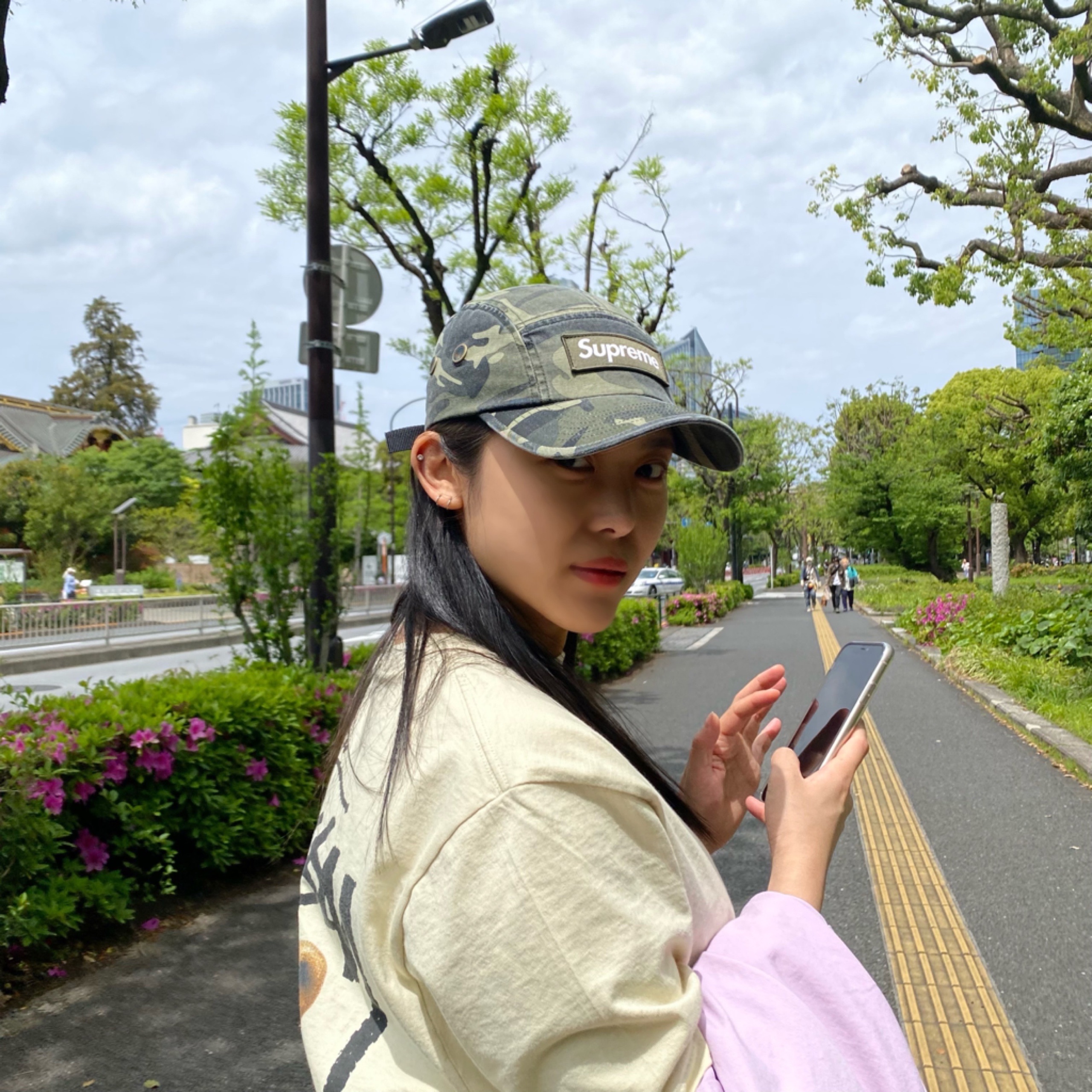 Stussy Built Tough T-Shirt Putty, Supreme Military Camp Cap Olive Camo - 23SS 착용 스타일