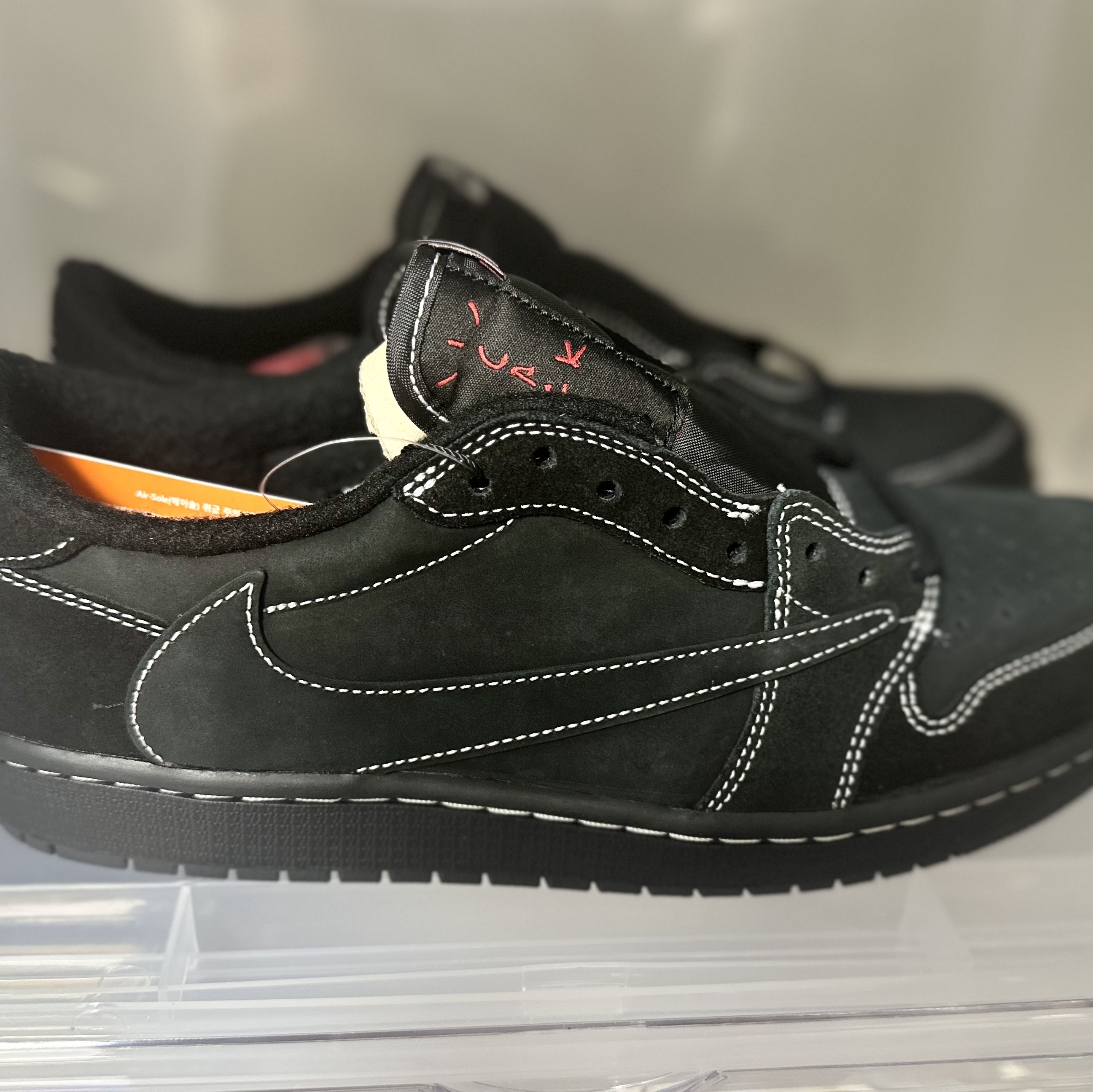 Jordan 1 x Travis Scott Retro Low OG SP Black Phantom 착용 스타일 - 5