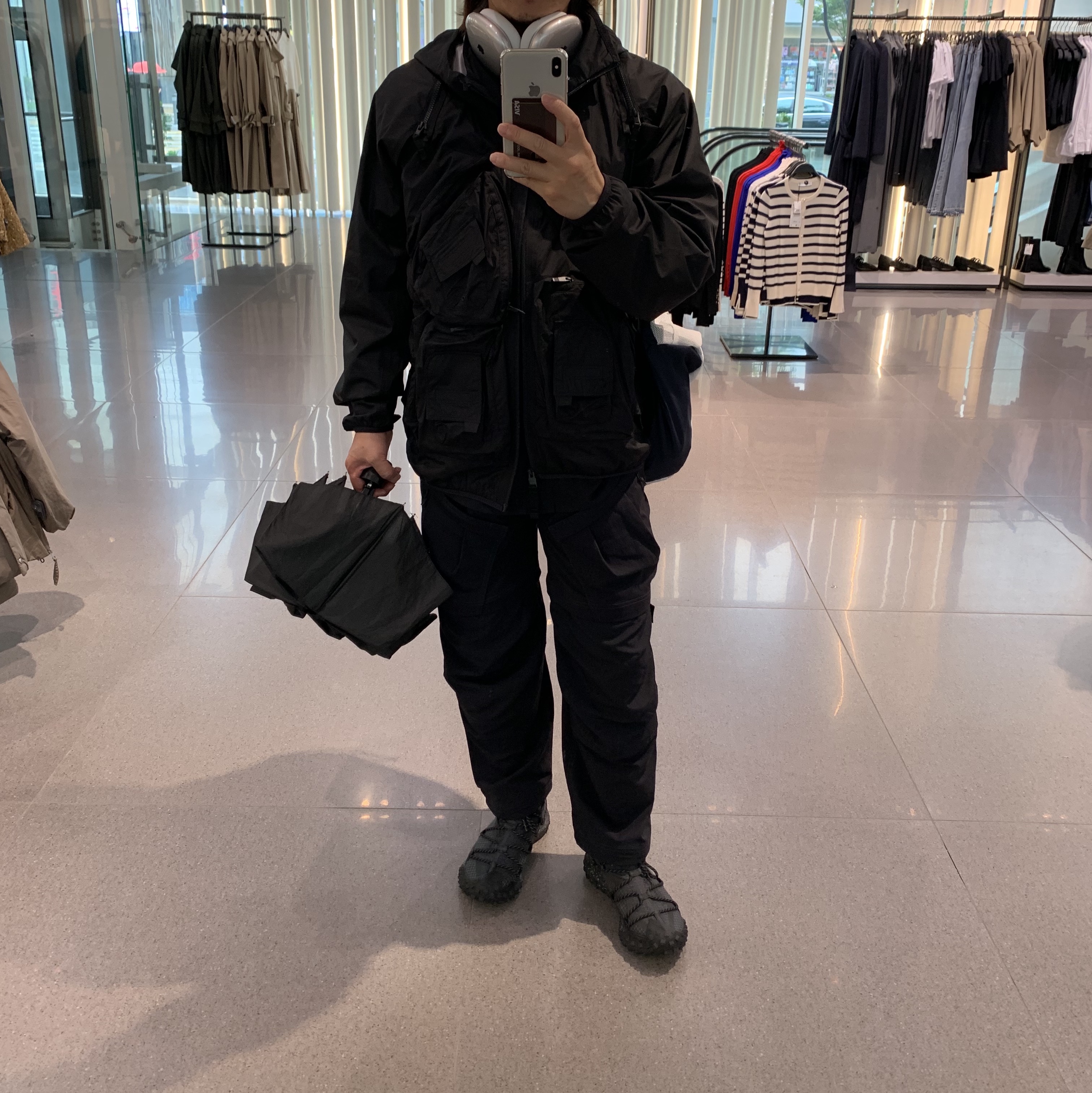 Nike ACG Dri-Fit UV Devastation Trail Shirt Black Summit White - Asia, Nike ACG Mountain Fly Low Gore-Tex SE Dark Smoke Grey 착용 스타일
