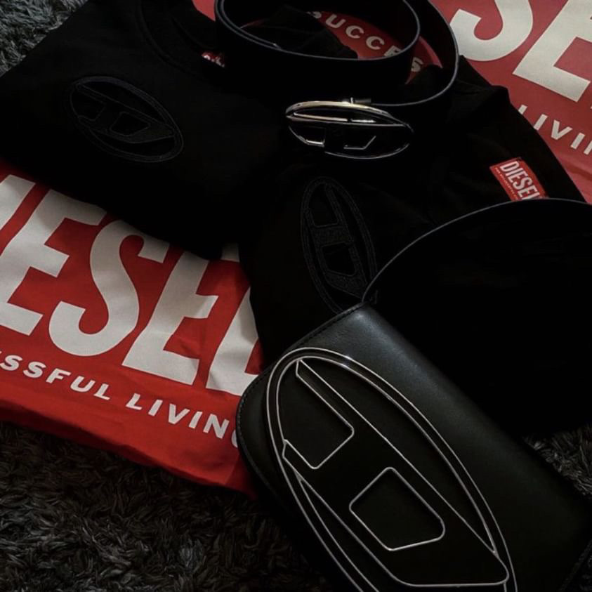 (W) Diesel T-Angie Peekaboo Logo T-Shirt Black, Diesel 1DR Shoulder Bag in Nappa Leather Black 착용 스타일
