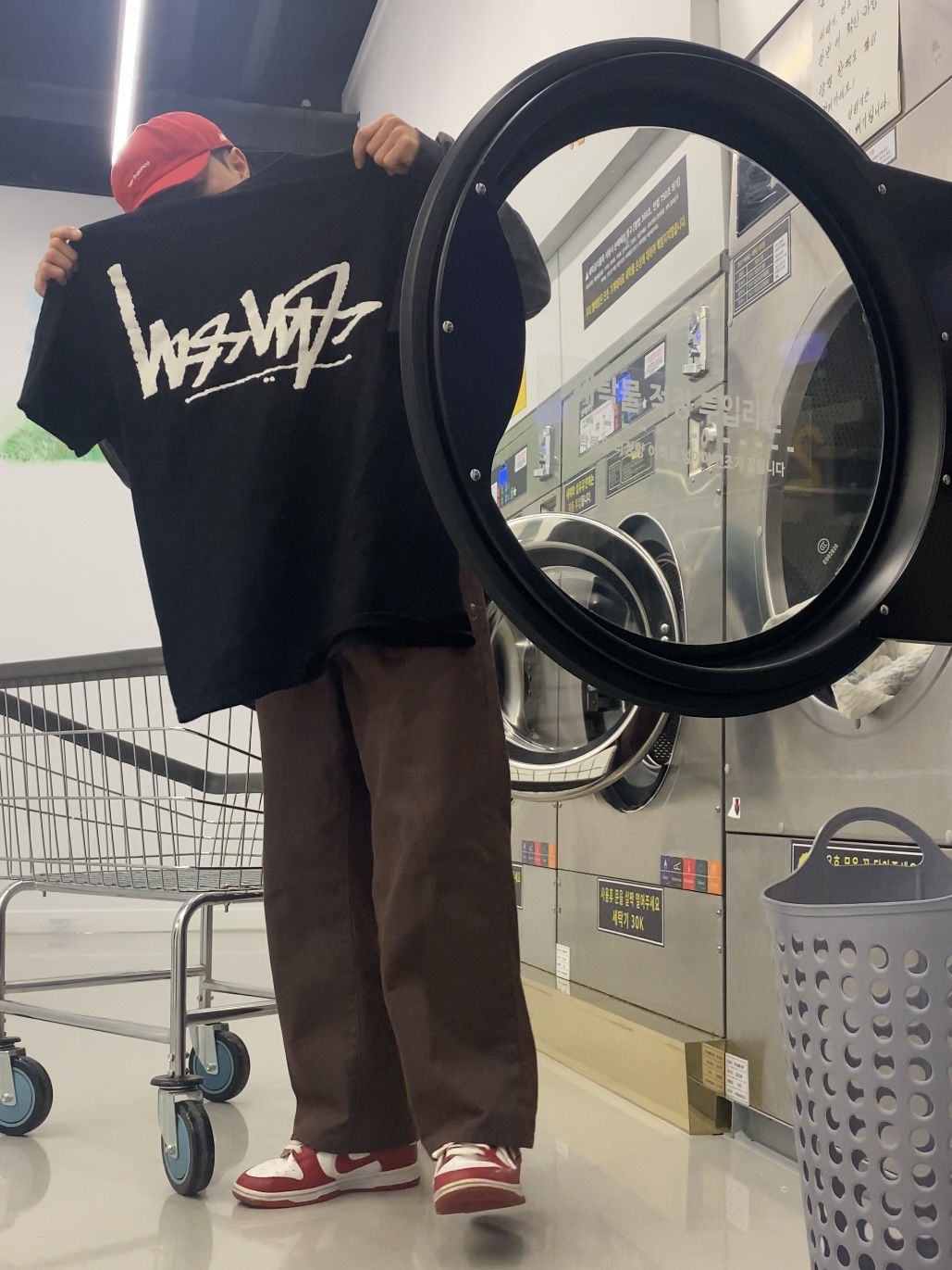 Stussy Flipped T-Shirt Black, Nike Dunk Low SP White and University Red 2023 착용 스타일