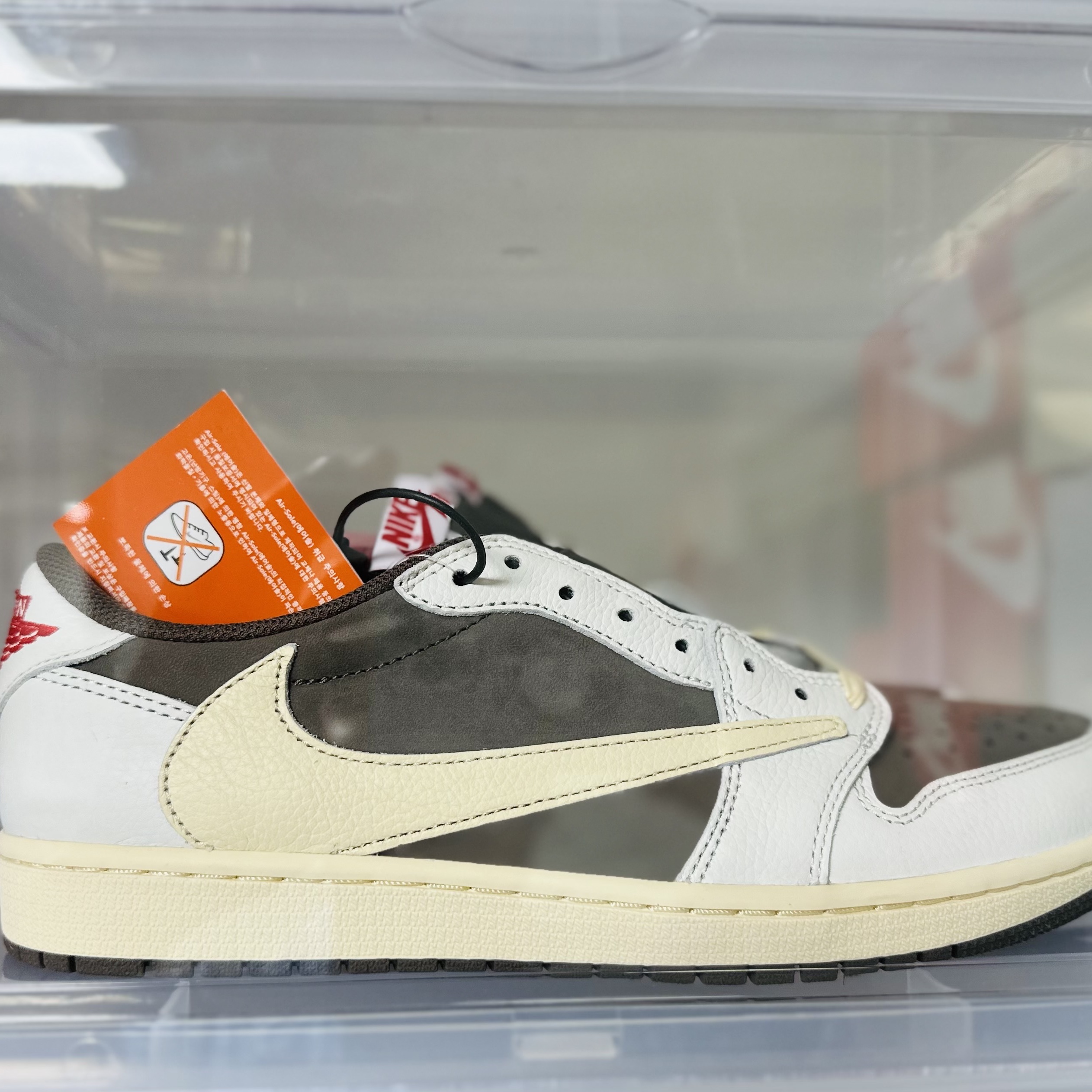 Jordan 1 x Travis Scott Retro Low OG SP Sail and Ridgerock 착용 스타일 - 1