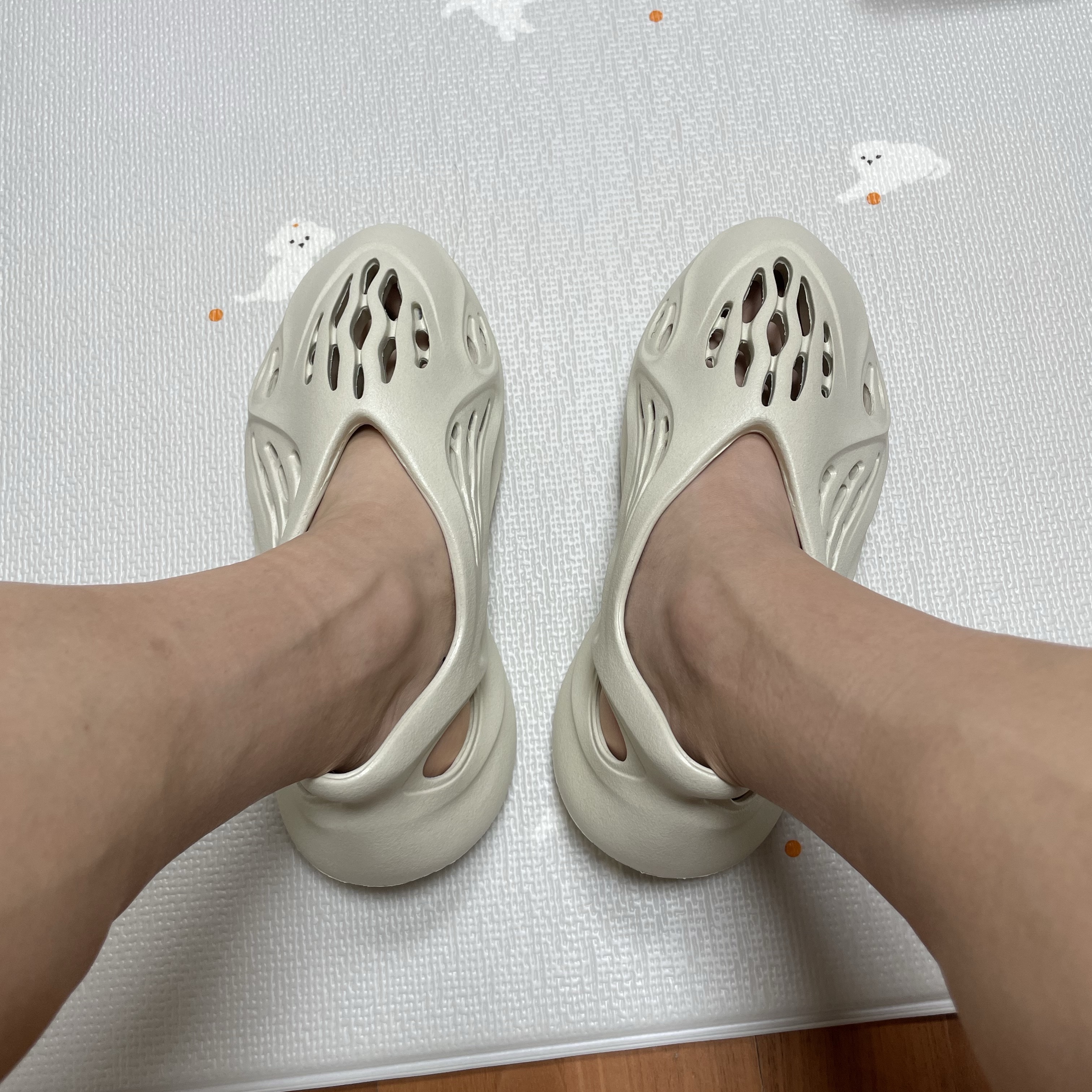 Adidas Yeezy Foam RNNR Sand 착용 스타일 - 2