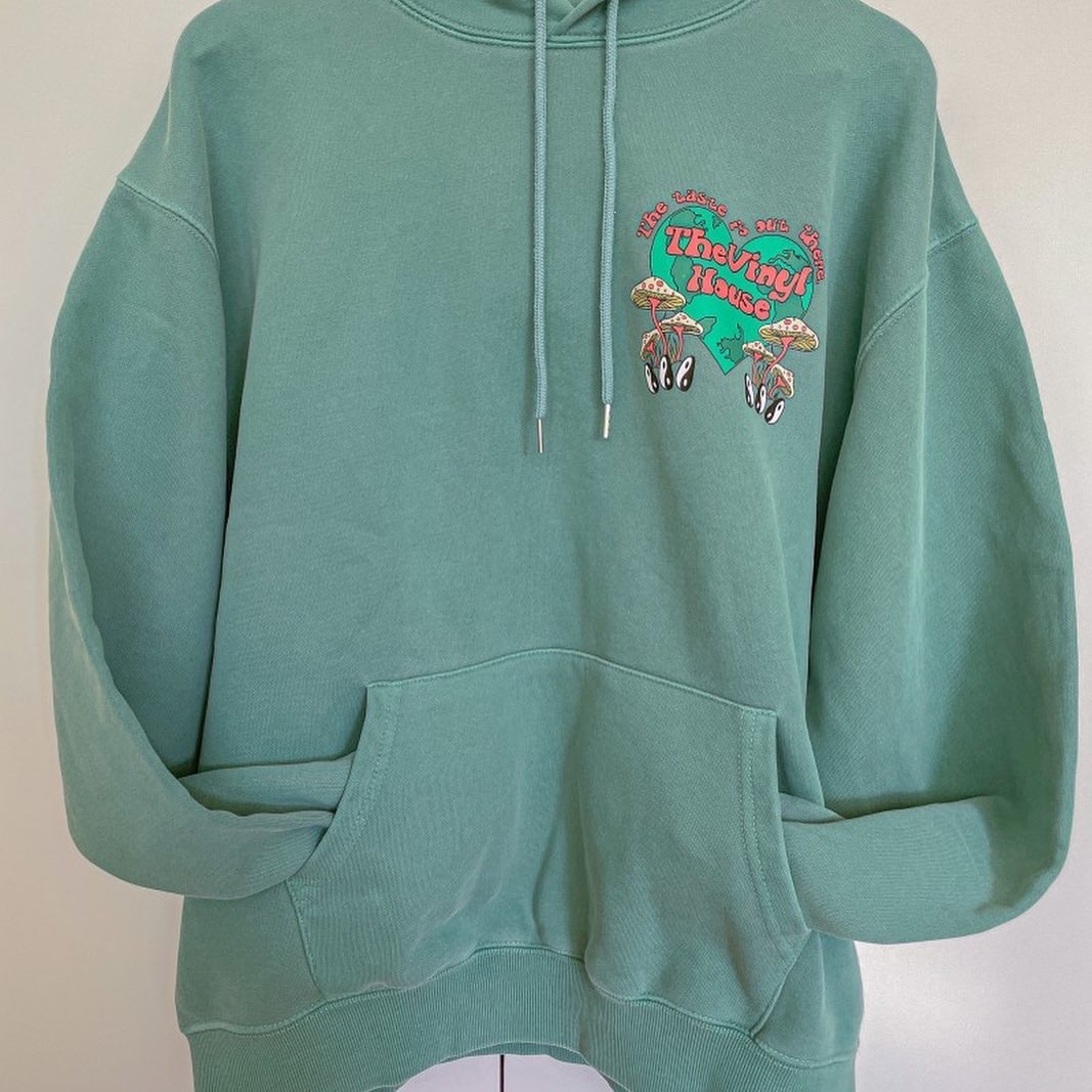 Thevinylhouse Heart Earth Pigment Hoodie Green 착용 스타일