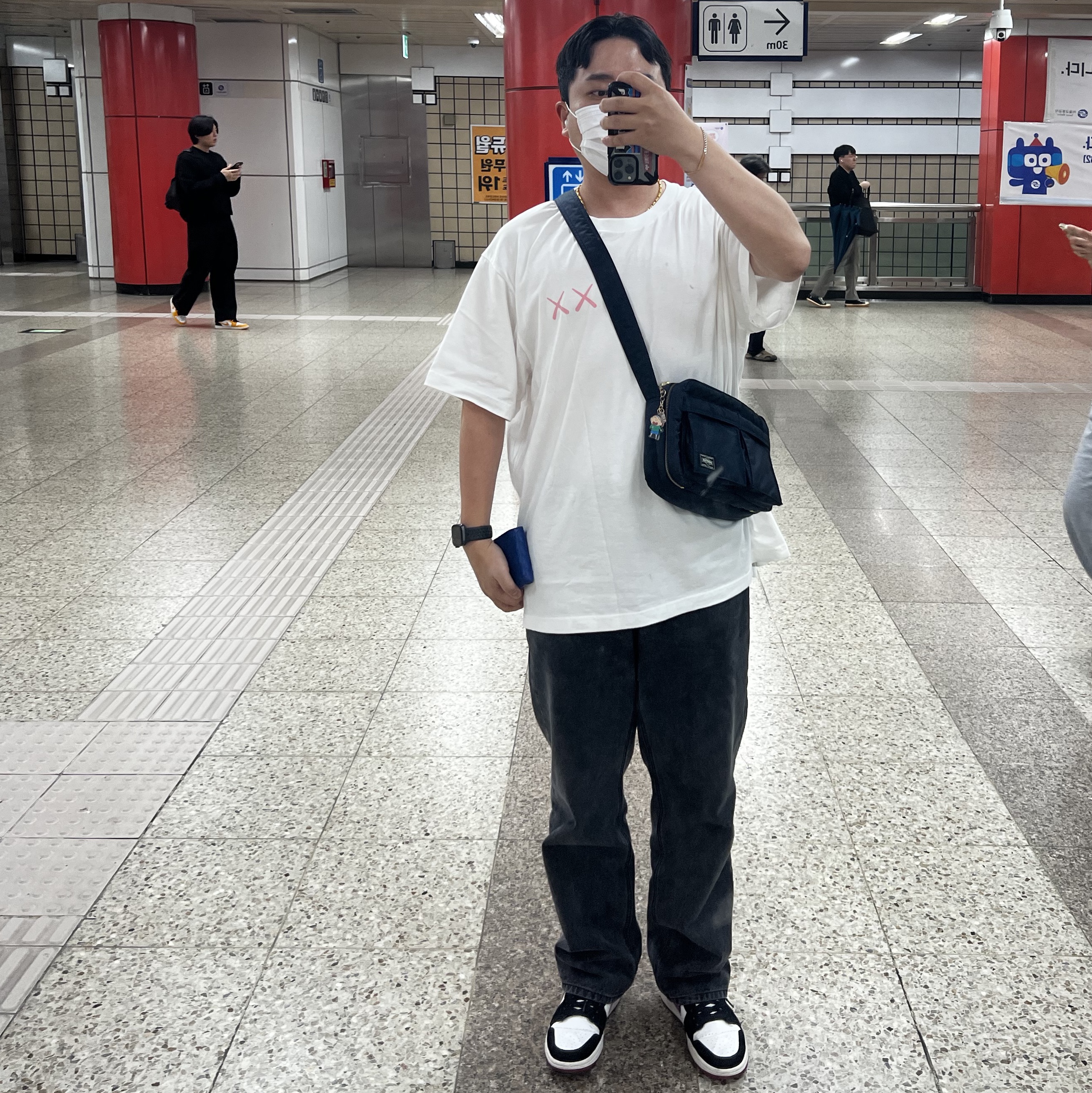 Uniqlo UT x Kaws Short Sleeve Graphic T-Shirt White, Porter Tanker Shoulder Bag S Iron Blue 착용 스타일