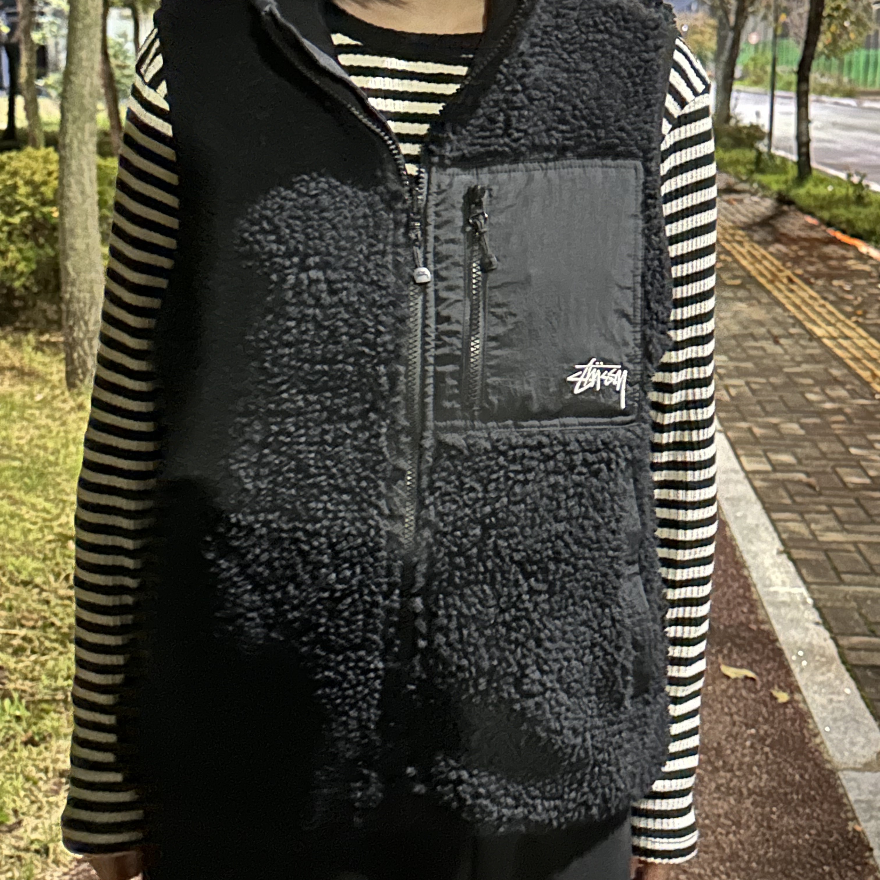 Stussy Sherpa Reversible Vest Black 착용 스타일