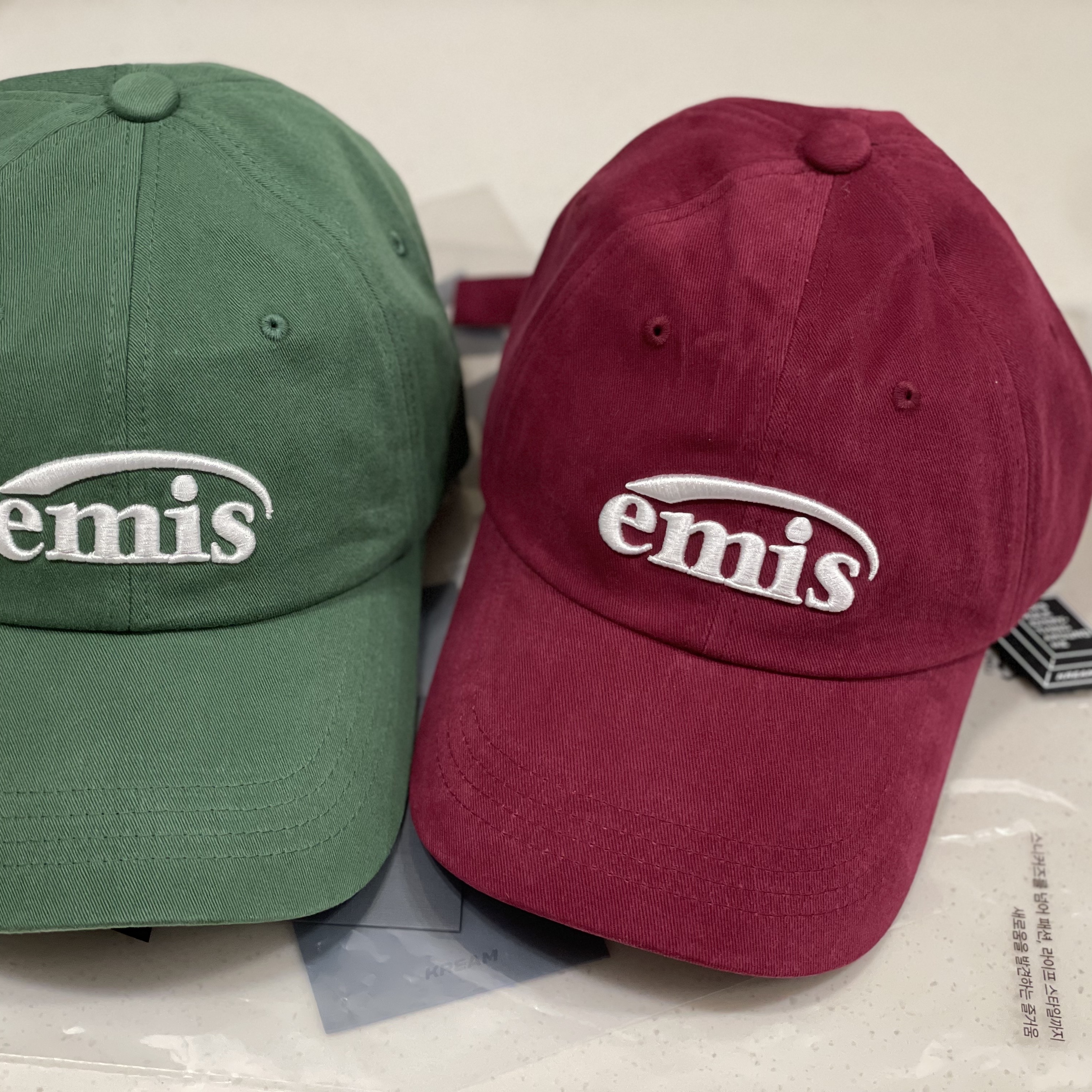 Emis New Logo Emis Cap Burgundy 착용 스타일