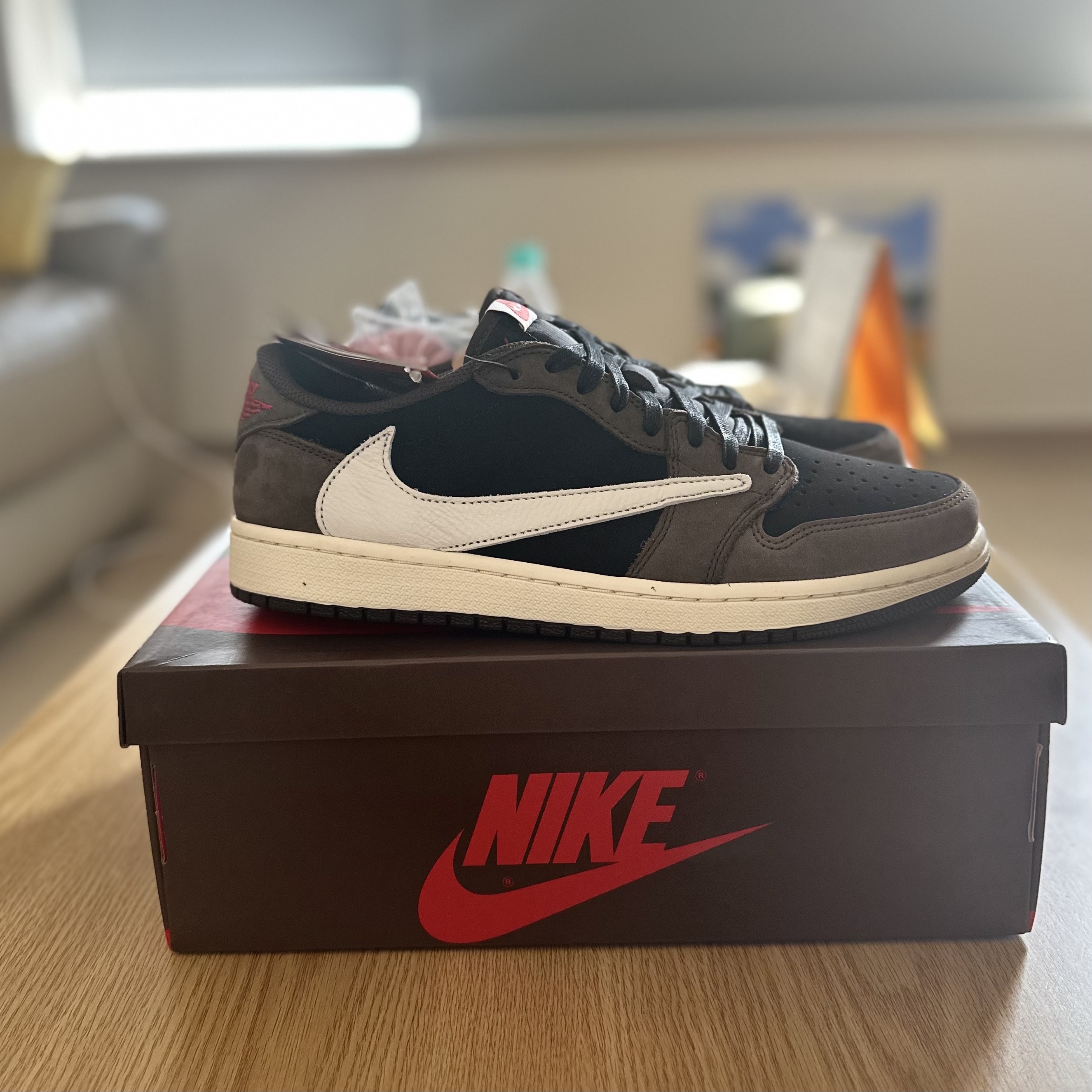 Jordan 1 x Travis Scott Retro Low OG SP Mocha 착용 스타일 - 1