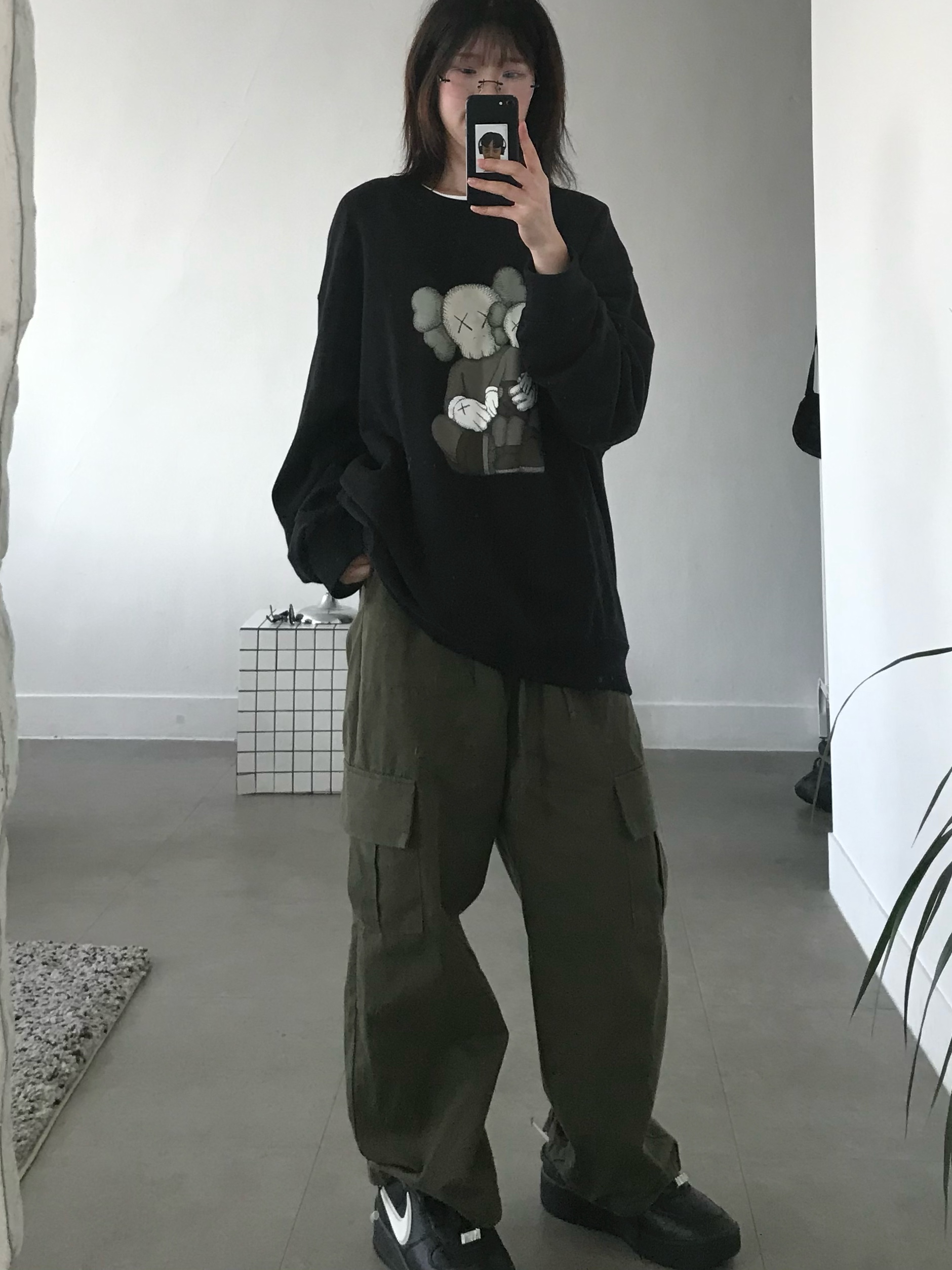 Uniqlo UT x Kaws Long Sleeve Sweatshirt Black, Nike x Ambush Air Force 1 Low SP Black 착용 스타일