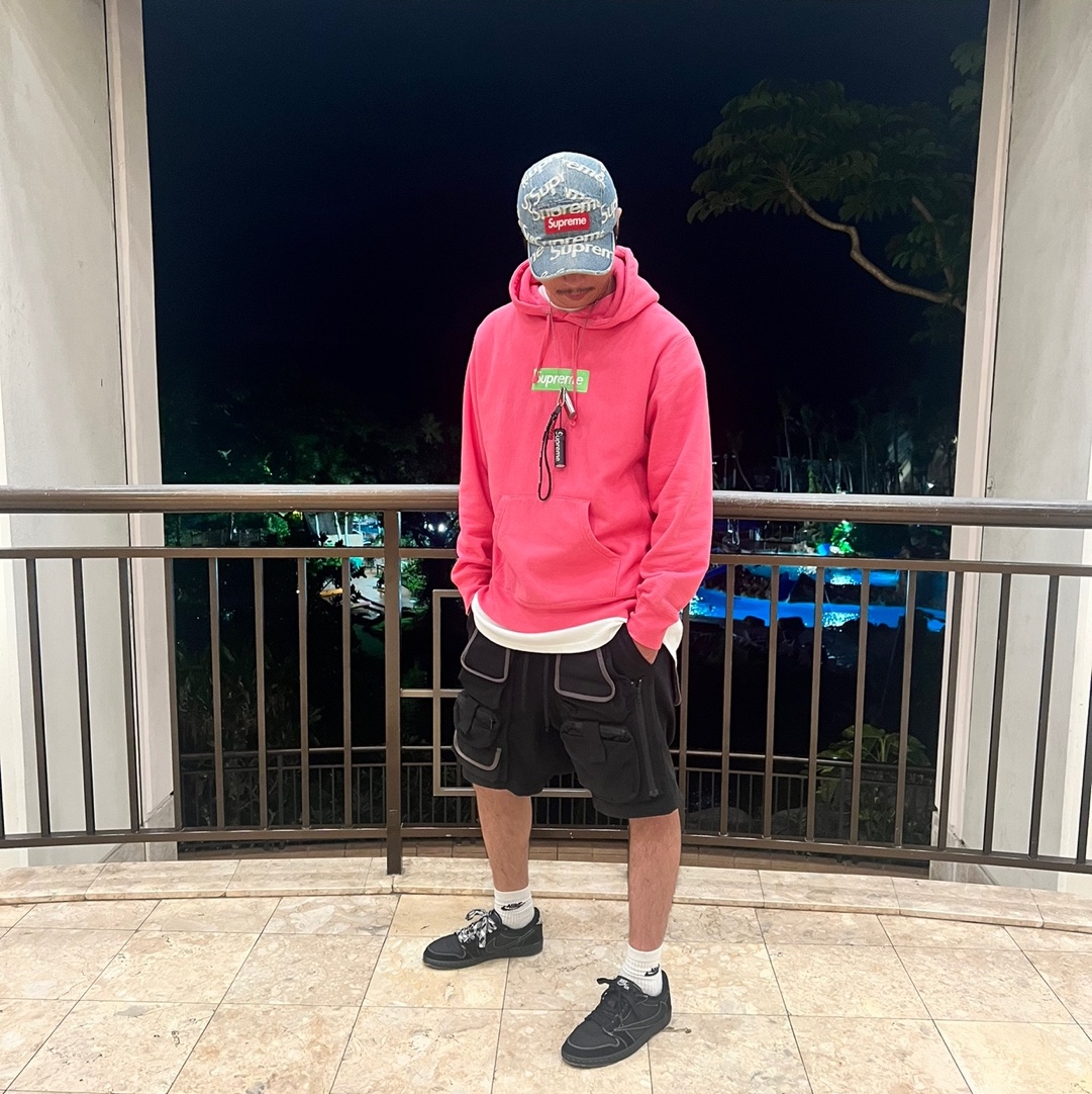 Supreme Frayed Logos Denim Camp Cap Blue - 21SS, Supreme Box Logo Hooded Sweatshirt Magenta - 17FW 착용 스타일 - 3